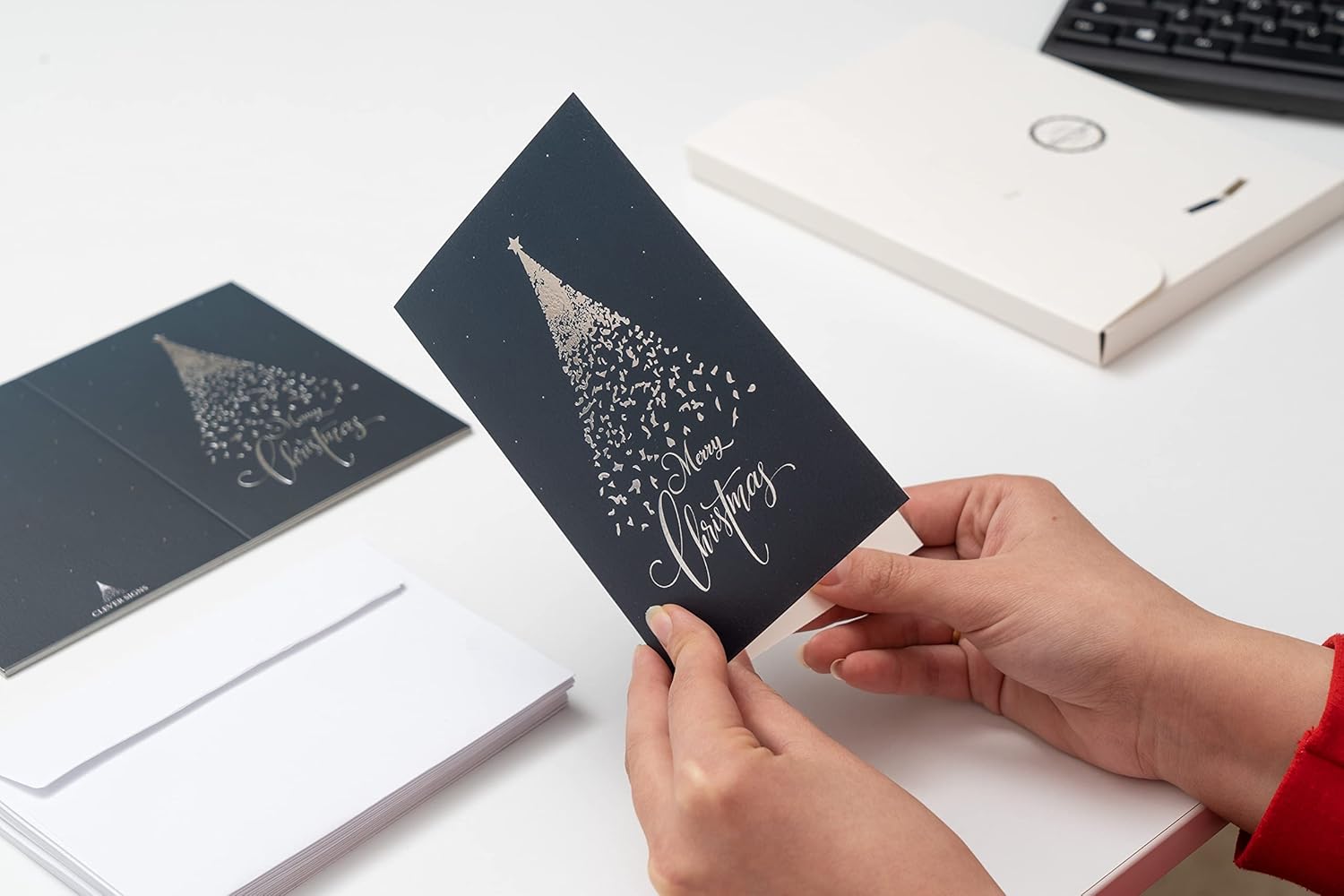 CLEVER SIGNS Tarjetas de Navidad de lámina plateada, paquete de 24 con sobres, tarjetas de Navidad en caja, tarjetas de Navidad a granel, tarjetas