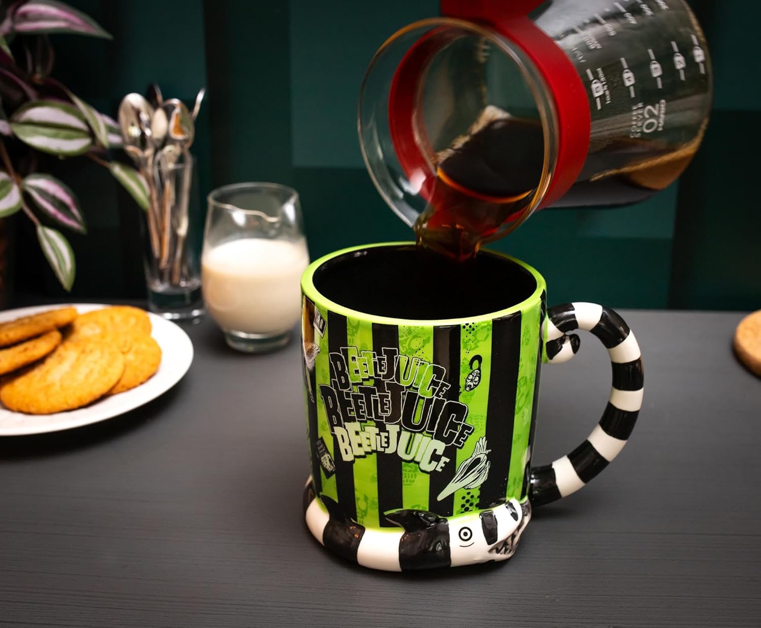 Silver Buffalo Beetlejuice – Taza de cerámica esculpida en 3D con diseño de rayas y nombres en caja, 24 onzas