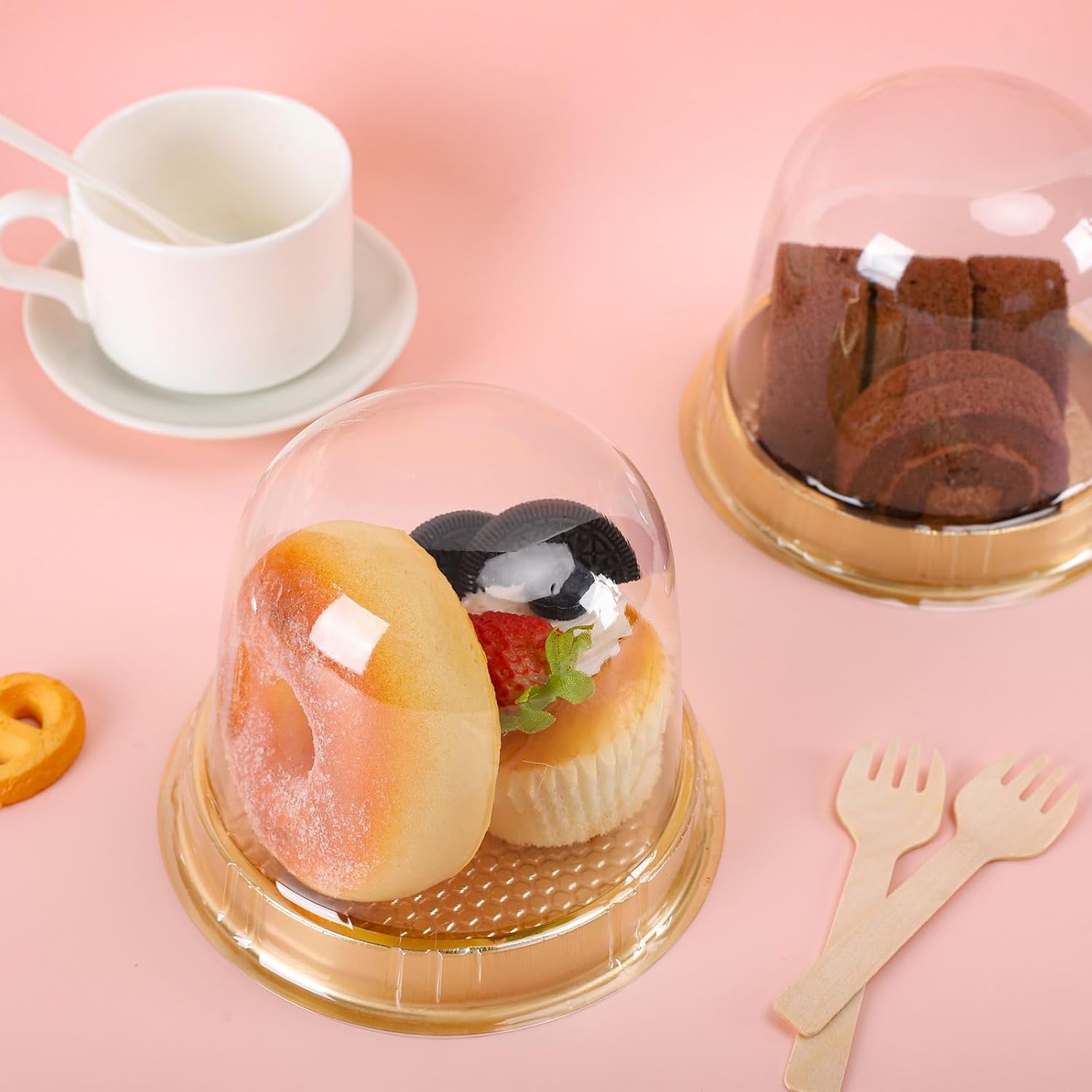 Whaline Juego de 50 vasos desechables individuales para cupcakes, de plástico transparente, con mini cuerda de madera para postizo de graduación,
