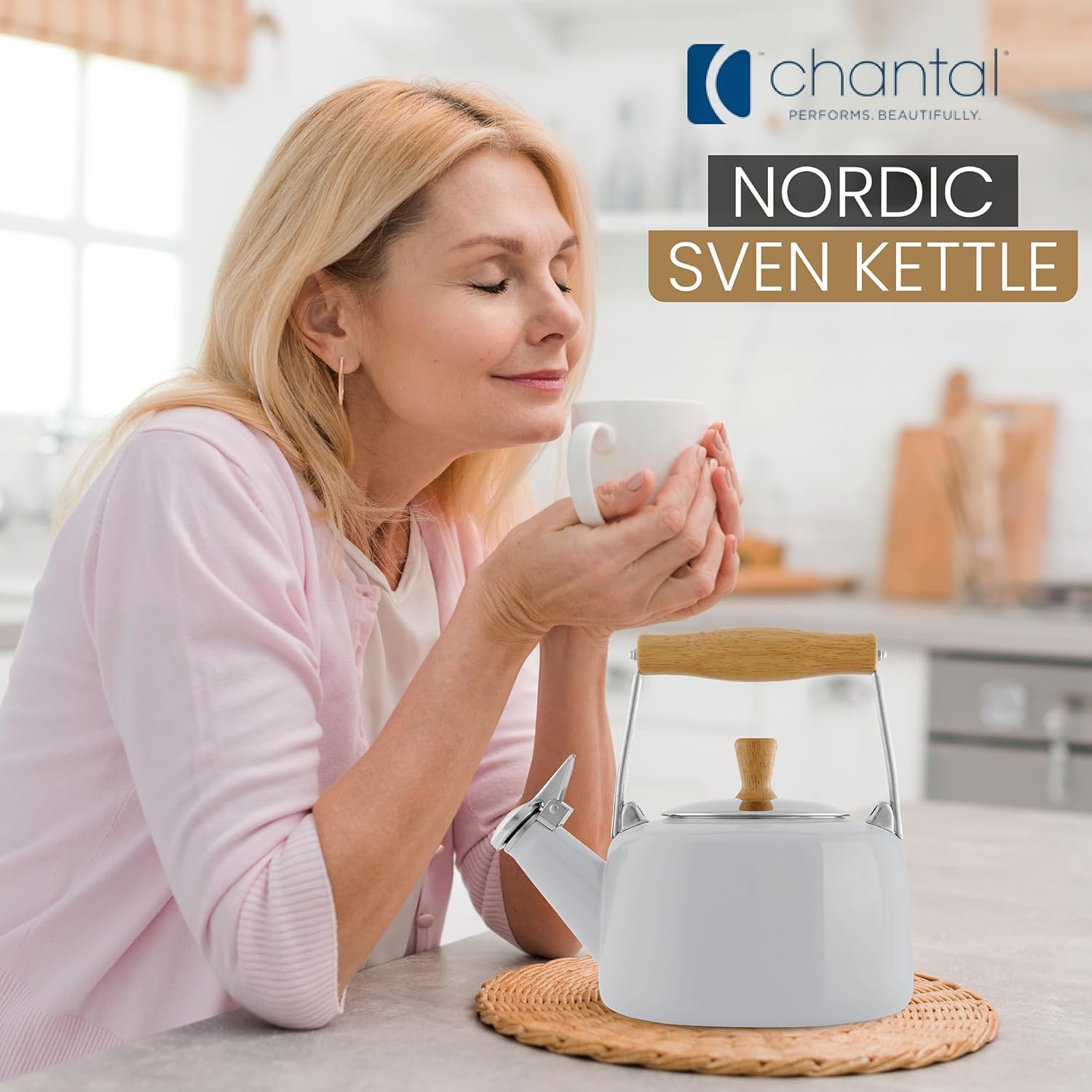 Chantal SVEN – Tetera silbante esmaltada sobre acero con mango de madera natural, 1.4 cuartos de galón (blanco)