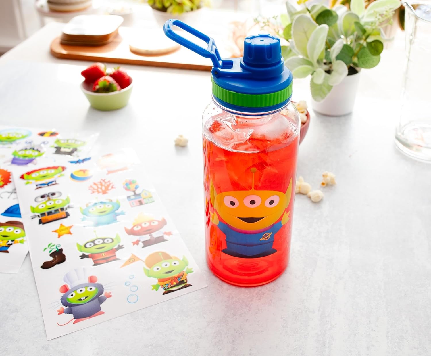 Silver Buffalo Disney Pixar’s Toy Story Alien Dressed Up As Pixar Characters Twist Spout Botella de agua de plástico con calcomanías You Stick