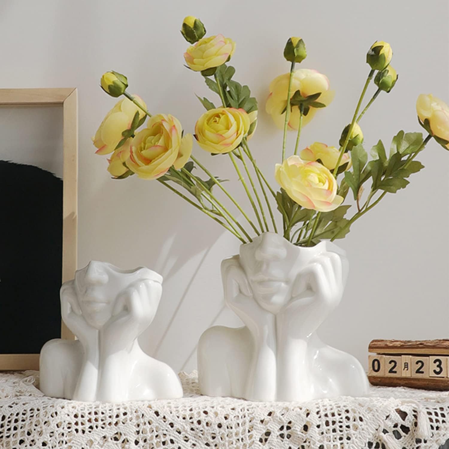 Jarrón de cerámica para decoración del hogar, jarrones blancos modernos para sala de estar, 5.9 pulgadas de alto x 7 pulgadas de ancho, jarrón de