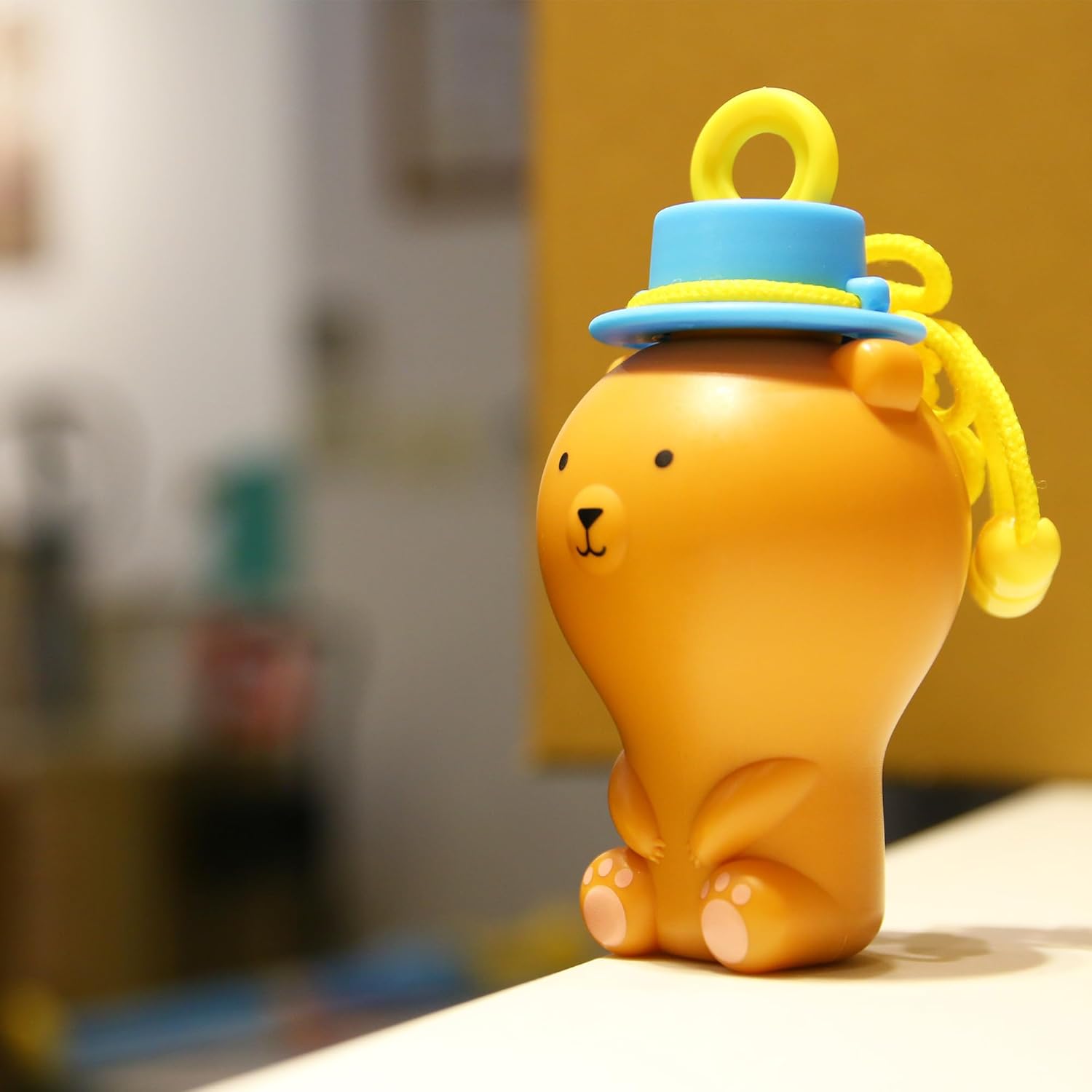 UNCLE BUBBLE Divertidos amigos antiderrames, más juego, menos desorden  Resistente a derrames  Incluye oso encantador, solución de burbujas y 2