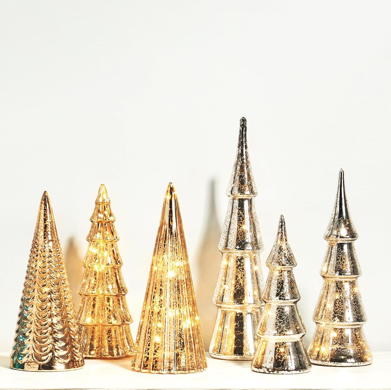 Decoración para árbol de Navidad con luces de hadas, juego de 3 árboles surtidos, 10 pulgadas de alto, acabado de mercurio dorado champán, pilas