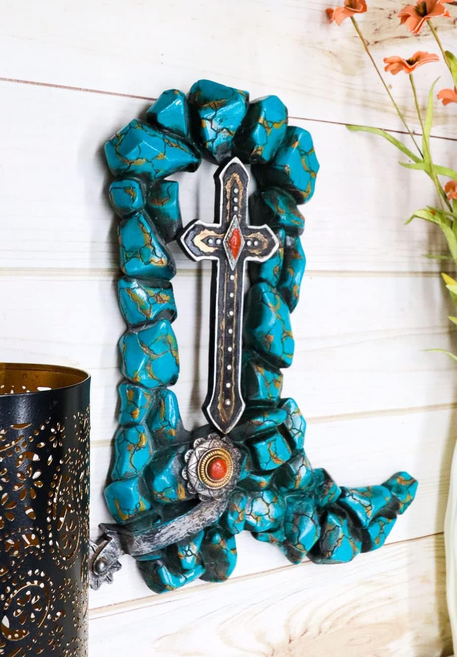 Ebros Gift Botas vaqueras rústicas con piedras preciosas de turquesa agrietada del suroeste con espolón y cruz vintage para colgar en la pared,