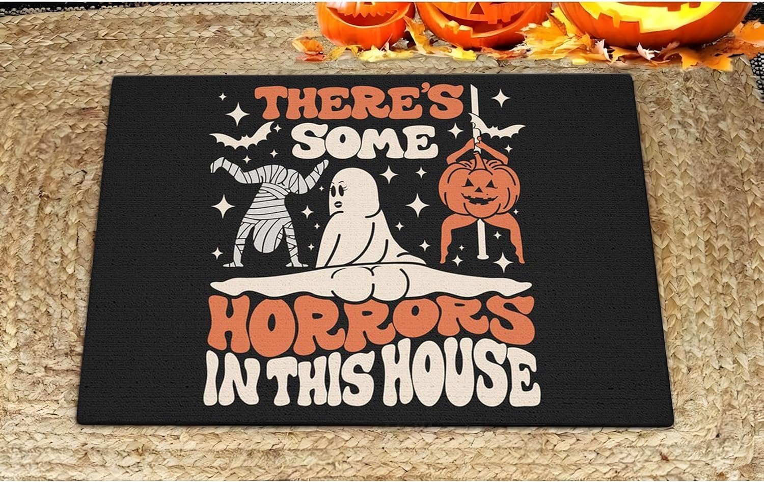 Tapete resistente con texto en inglés “There’s Some Horrors in This House”, tapete de piso de Halloween, tapete divertido de Halloween, tapete