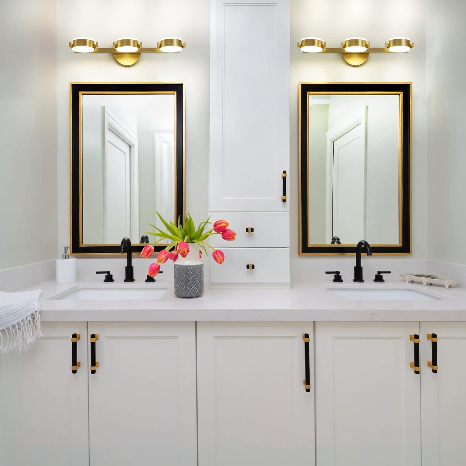 Luces de baño sobre el espejo 3 luces de oro cepillado LED giratorias de 360 para tocador de baño – Modernas lámparas de montaje en pared de 30 W