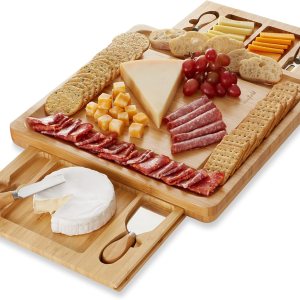 Casafield Juego de regalo de tablero de queso de bambú orgánico y cuchillo, bandeja de madera para charcutería, para carne, frutas, galletas con 2 Casafield Juego de regalo de tablero de queso de bambú orgánico y cuchillo, bandeja de madera para charcutería, para carne, frutas, galletas con 2