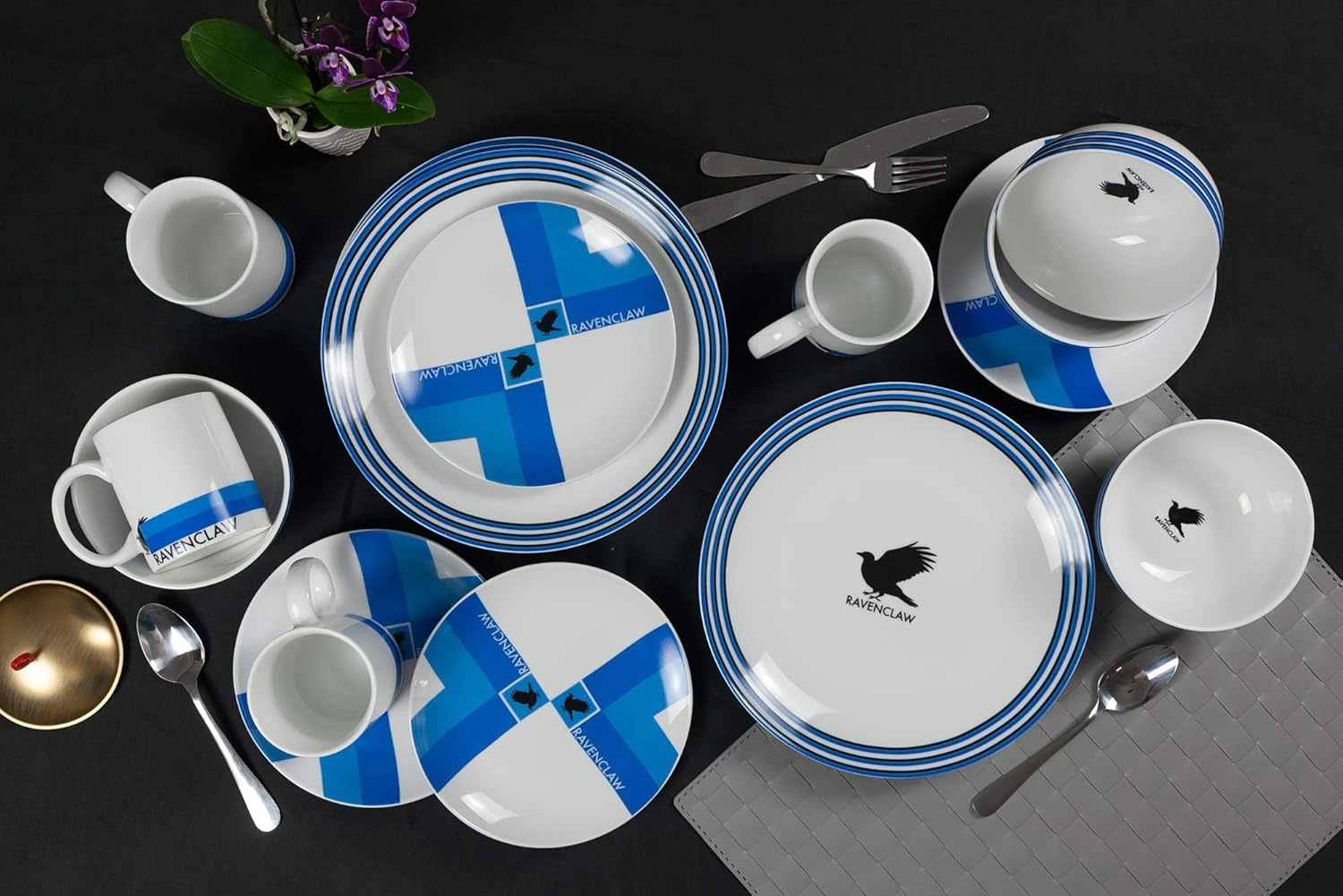 Juego de Vajilla Harry Potter Hogwarts House de Porcelana de 16 piezas – Incluye 4 Platos Comedores, 4 Platos para Ensalada, 4 Tazones y 4 Tazas –