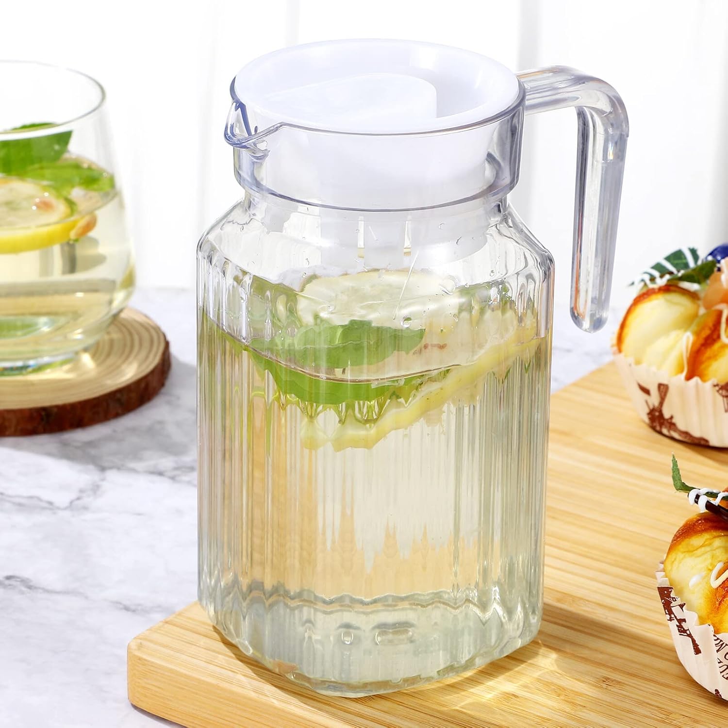 Garneck Botella de agua de refrigeración transparente, jarra de jugo de leche, jarra de agua de plástico con tapa y boquilla, 2 unidades