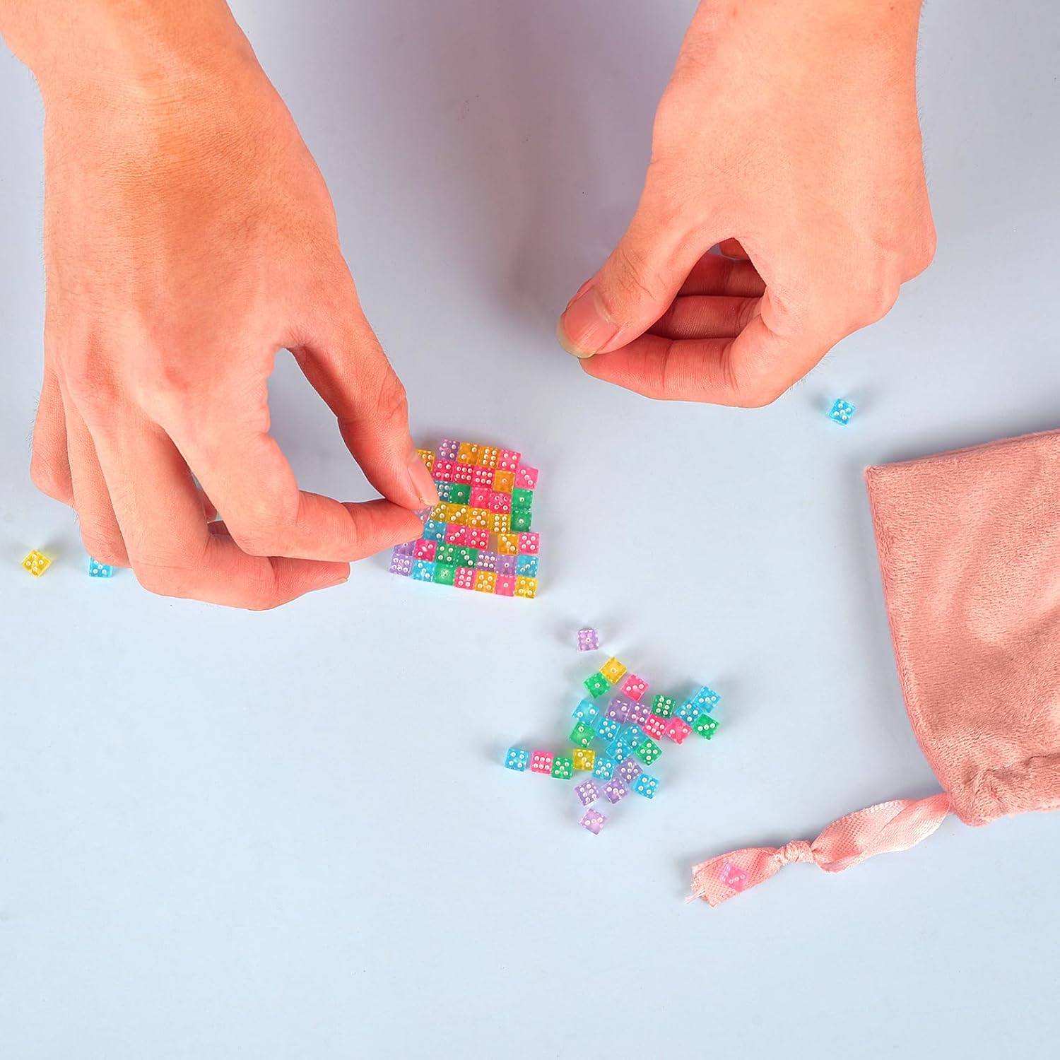 Juego de 200 dados pequeños de 0.197 pulgadas con 1 bolsa de terciopelo, juego de dados de 6 caras, mini dados transparentes de colores, esquina