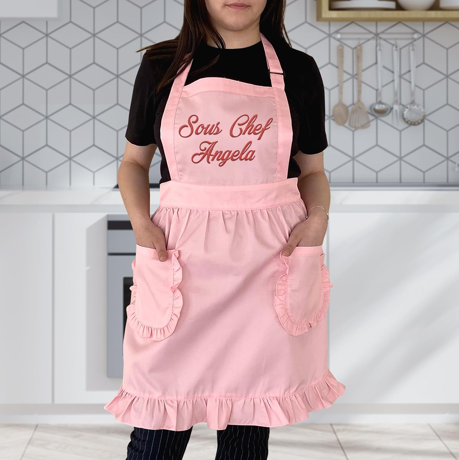 TEEAMORE Delantal bordado personalizado con volantes para cocina, horneado, parrilla, limpieza, disfraz de sirvienta, delantal de mujer con bolsillos