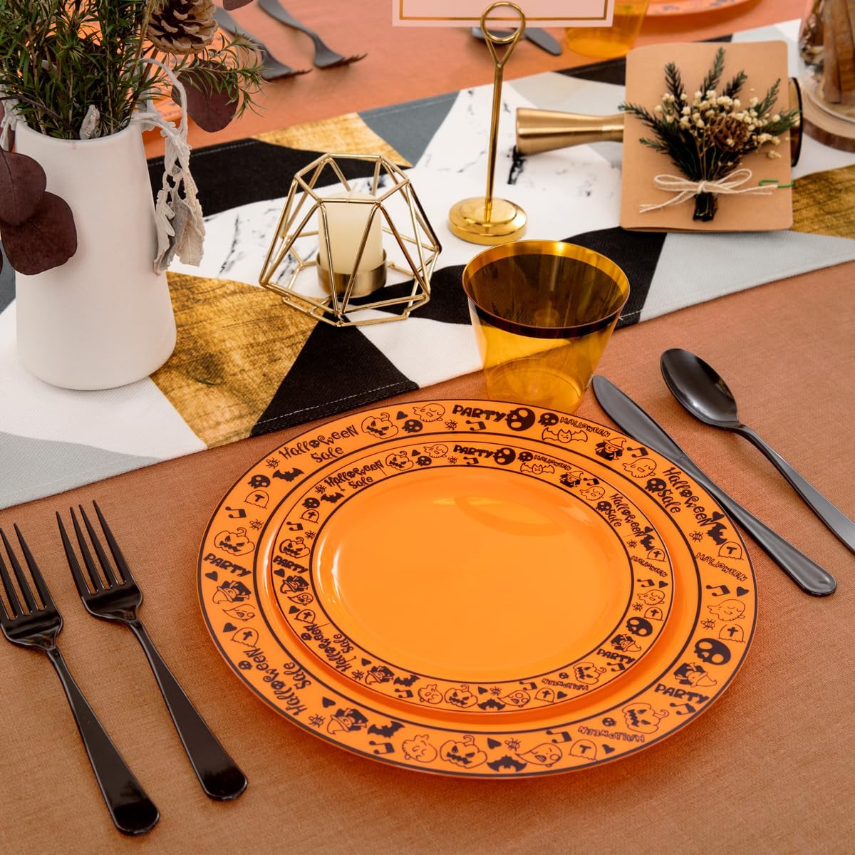 Hioasis 150 platos de plástico de Halloween y platos de plástico naranja con patrón de Halloween negro para 25 invitados, cubiertos de plástico