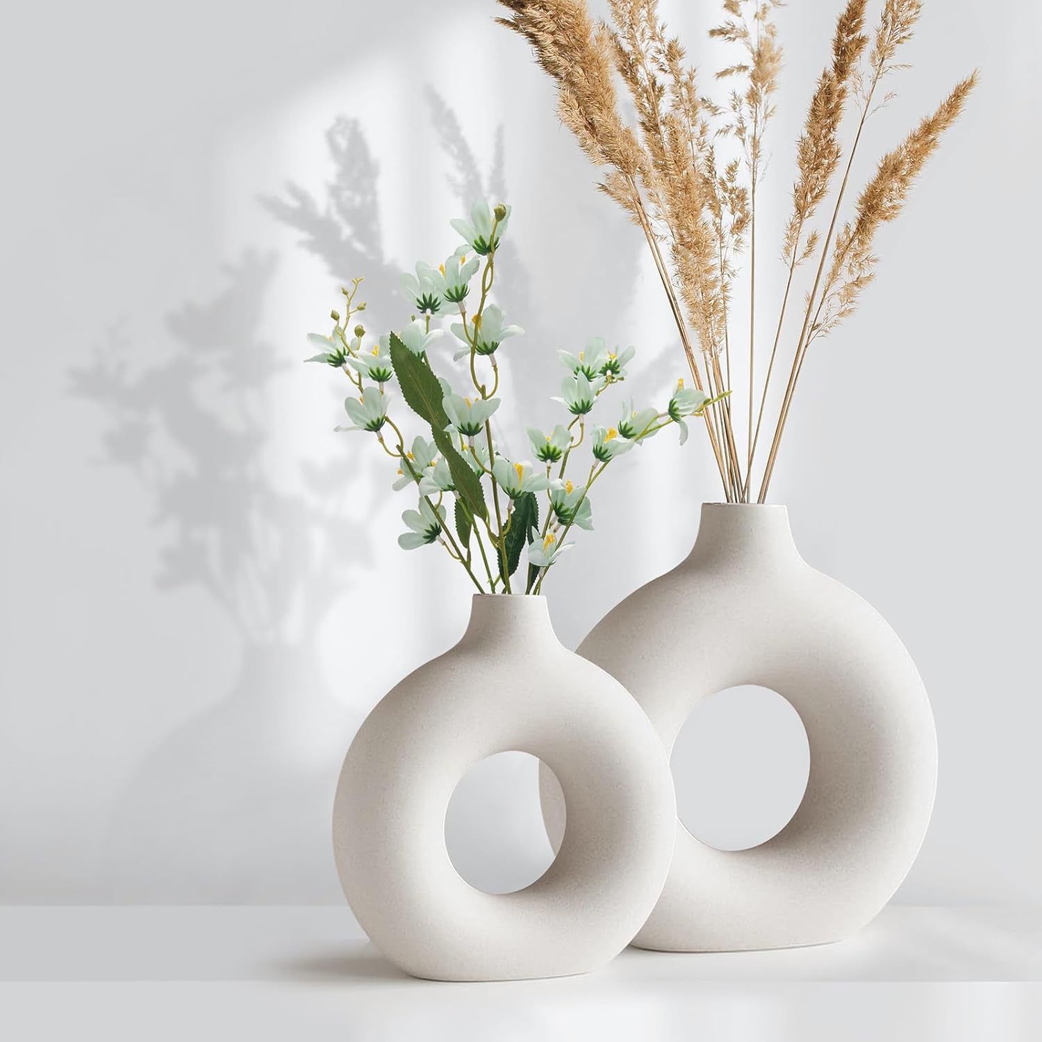 Juego de 2 jarrones de cerámica blanca para decoración del hogar, jarrón hueco redondo mate para hierba de las pampas, estilo minimalista nórdico