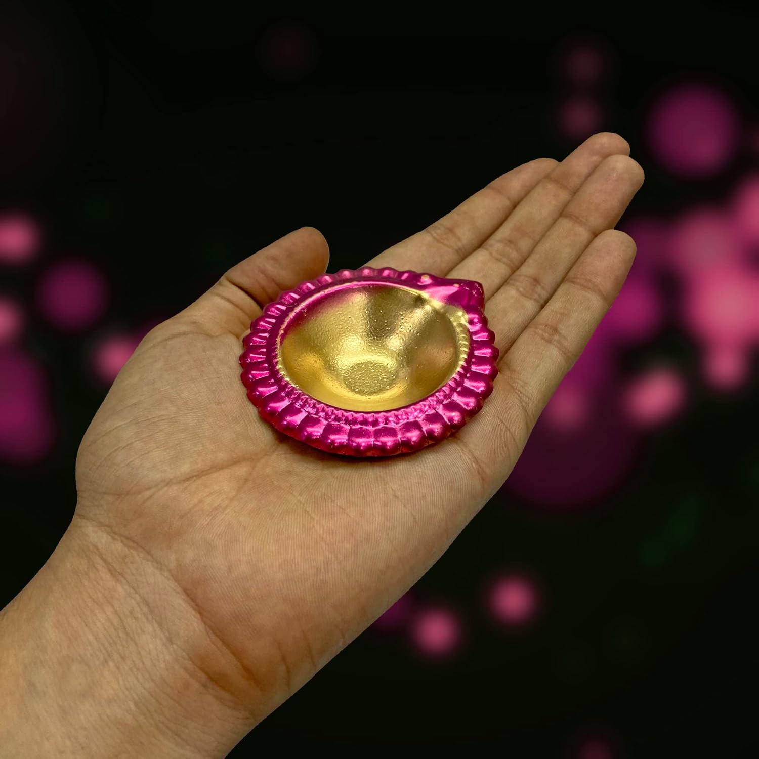 Satvik – 12 piezas de diseño de metal multicolor Lakshmi Diya para decoración de Diwali. Lámpara de aceite Dia Deepak para interiores y exteriores,