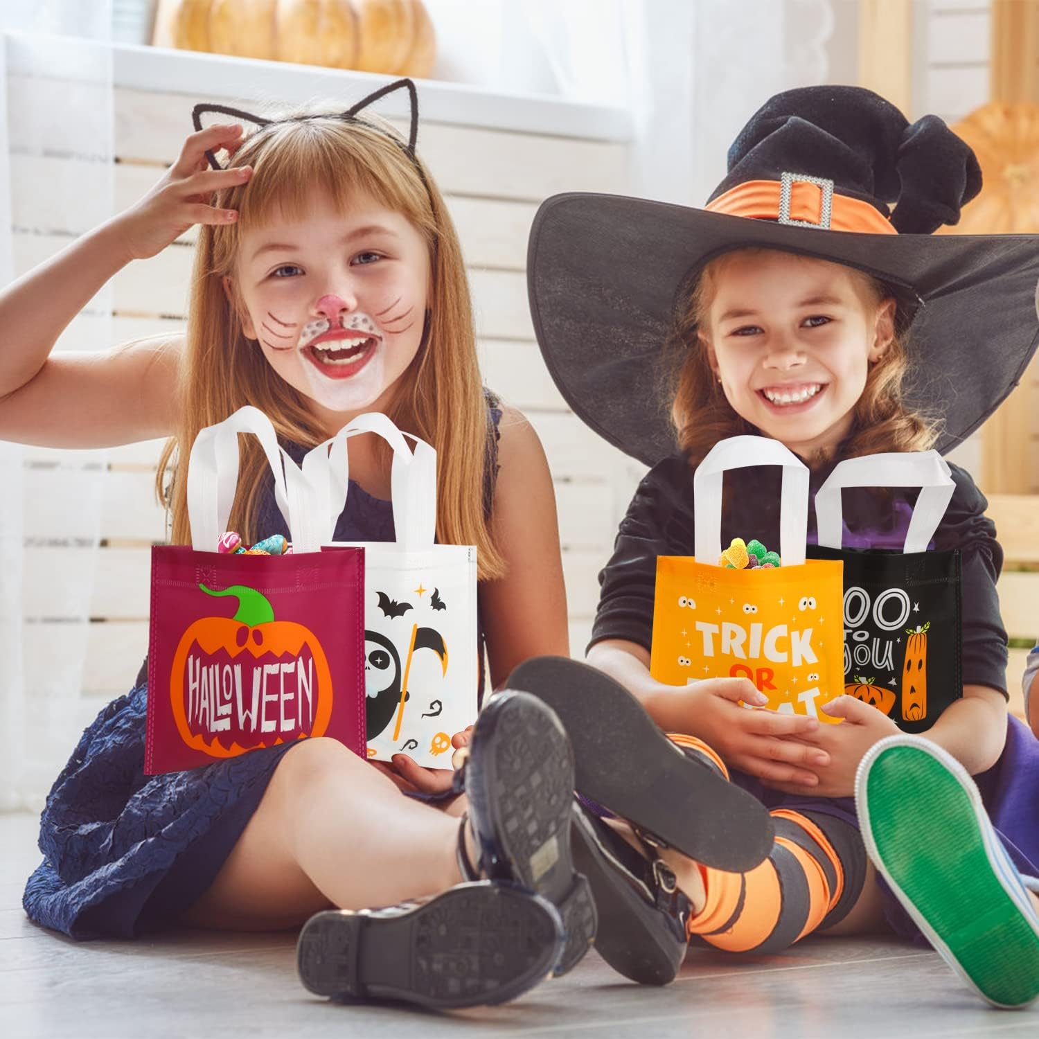CCINEE 48 bolsas no tejidas de Halloween, 8 diseños de bolsas de regalo reutilizables con asas para niños, bolsas de dulces de Halloween, regalos de
