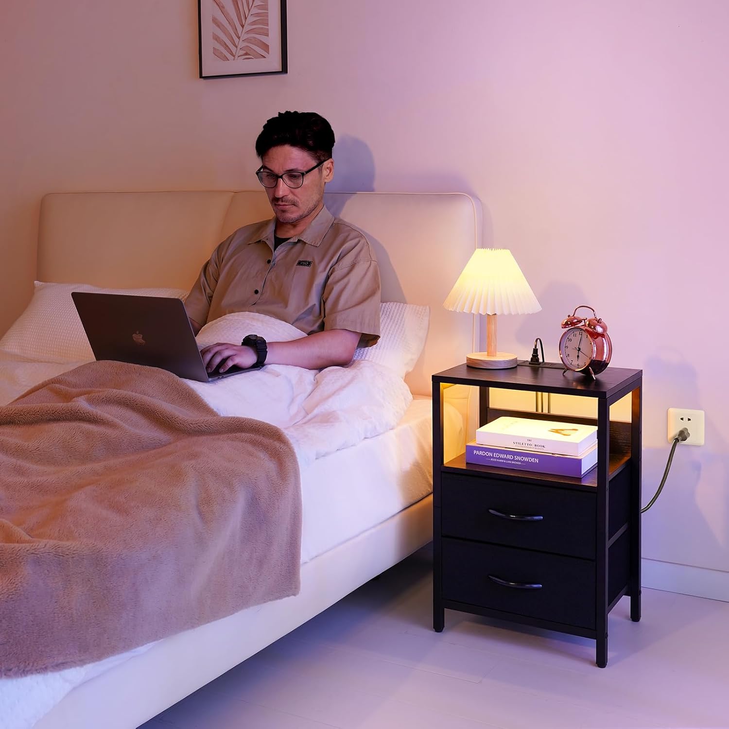 Yoobure – Mesita de noche con estación de carga, con LED y cajones de tela, estante de almacenamiento para dormitorio, con puertos USB y