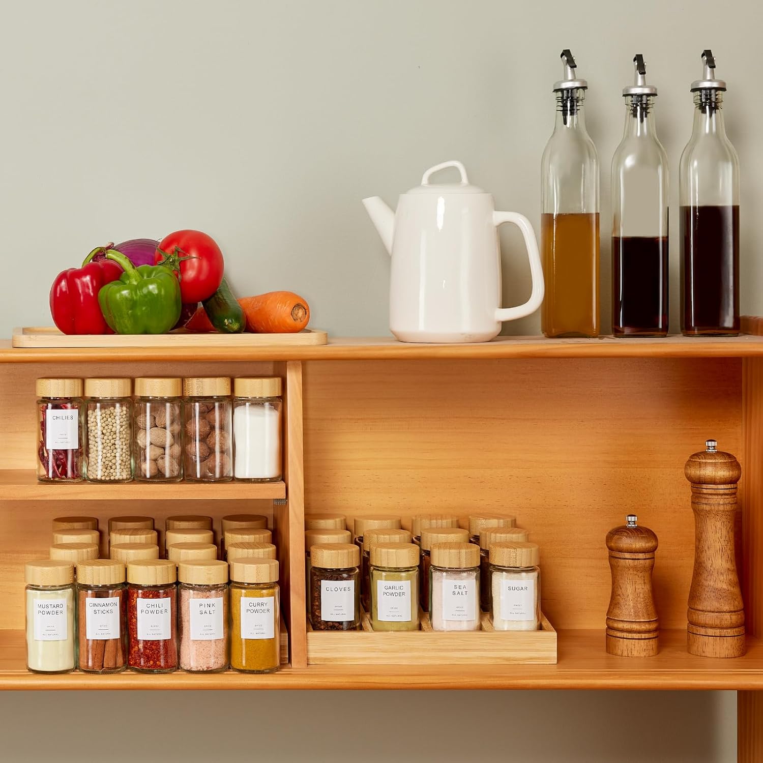 FavorFlavor 24 tarros de especias con etiqueta, tarros de condimentos de vidrio grueso de 4.6 onzas con tapas de bambú, botellas herméticas de