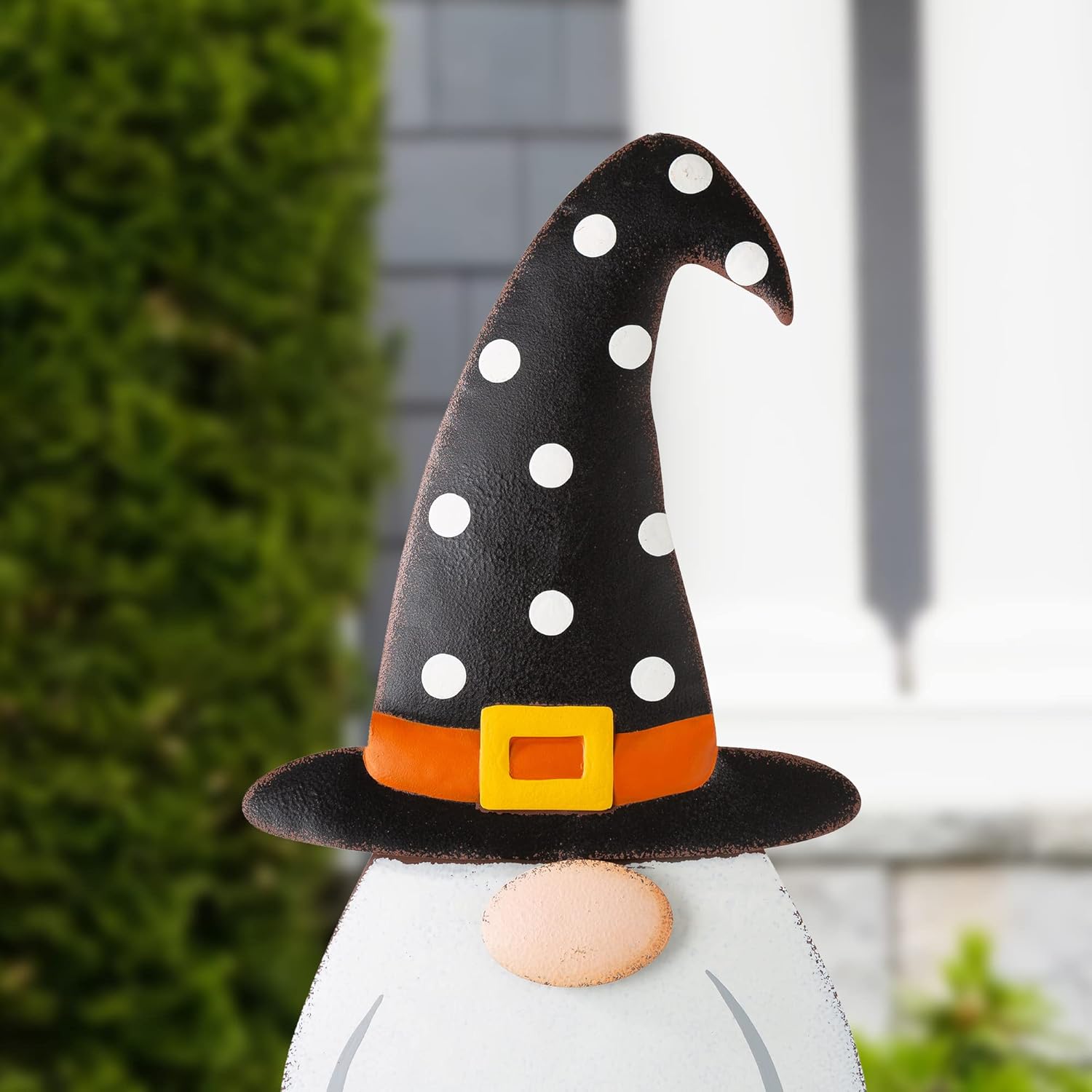 Glitzhome Letrero de metal con estacas de gnomo de Halloween, decoración para colgar en la pared, 32 pulgadas de alto, naranja