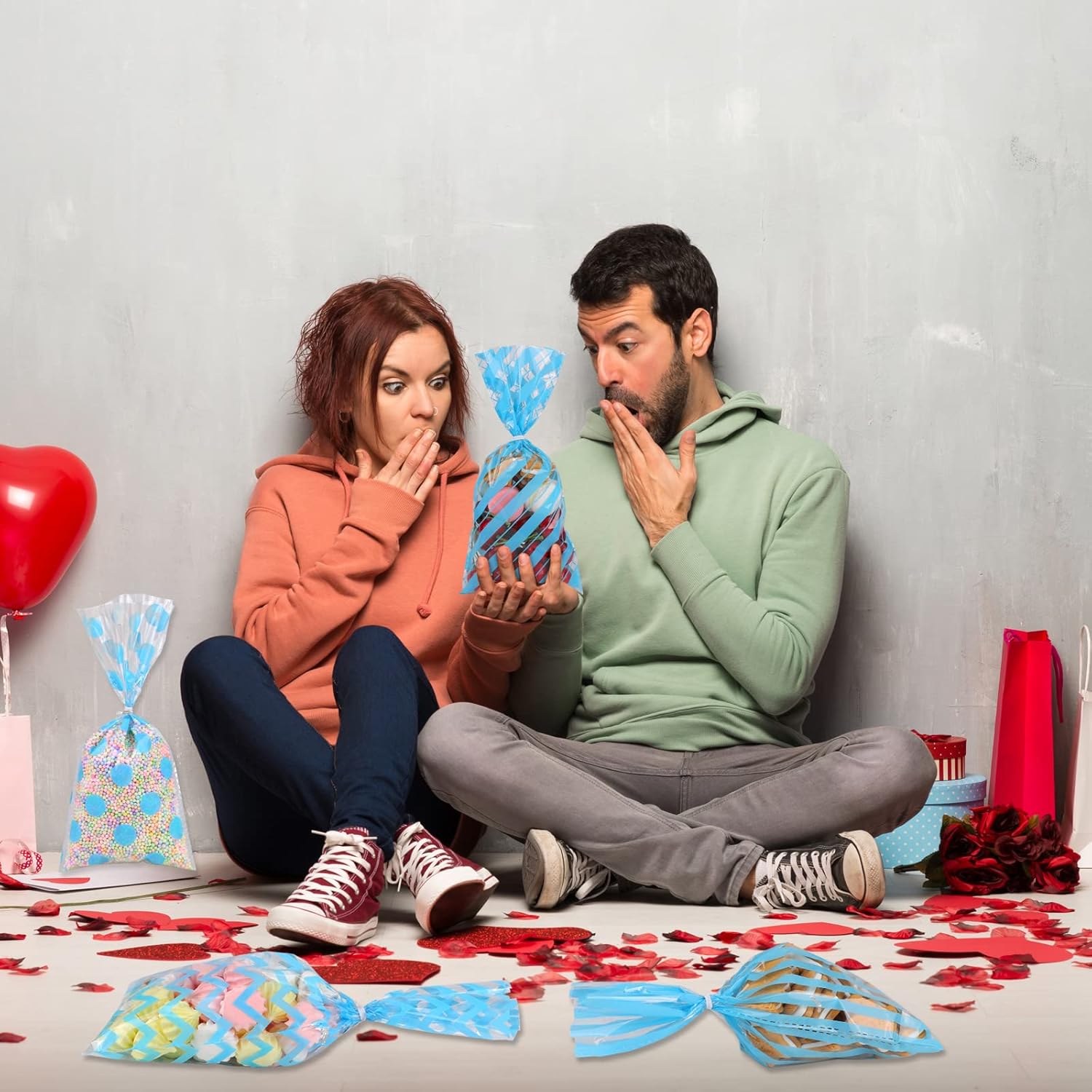 Aneco Paquete de 100 bolsas de celofán azul, bolsas de plástico para dulces, bolsas de regalo, bolsas de regalo con lazos giratorios para San