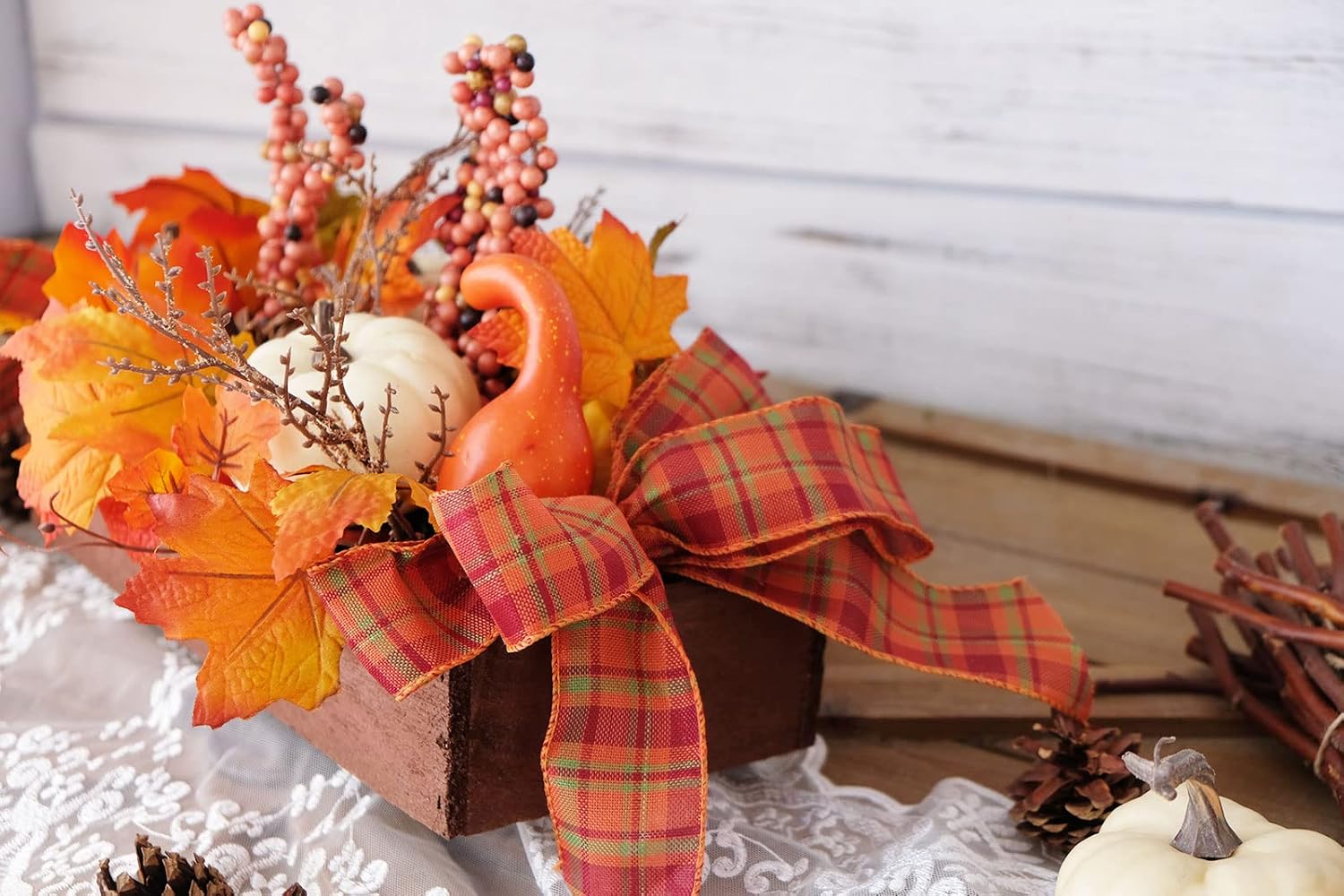 Centro de mesa de madera con calabaza artificial, conos de pino, hojas de arce, bayas rojas para decoración de otoño y otoño, decoración de mesa de