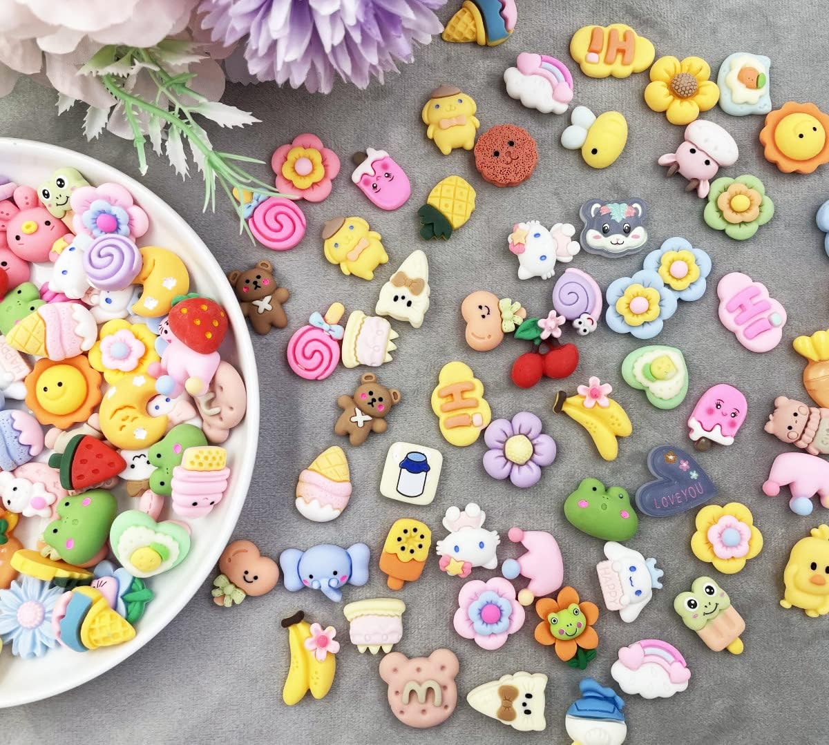Juego de 50 dijes de resina de flores de animales, 50 piezas de cuentas de resina de dibujos animados con parte trasera plana para accesorios de