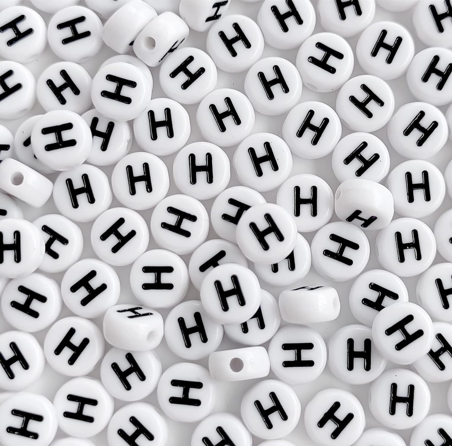 100 cuentas de letras H de 1564 x 0.236 pulgadas de acrílico blanco redondo del alfabeto para hacer joyas, pulseras, collares (letra H-100 unidades)
