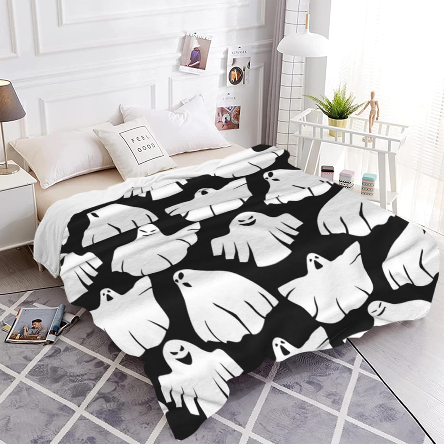 JOOCAR Manta de fantasma de Halloween, divertida manta con temática de Halloween en blanco y negro, acogedora manta suave y ligera de franela de