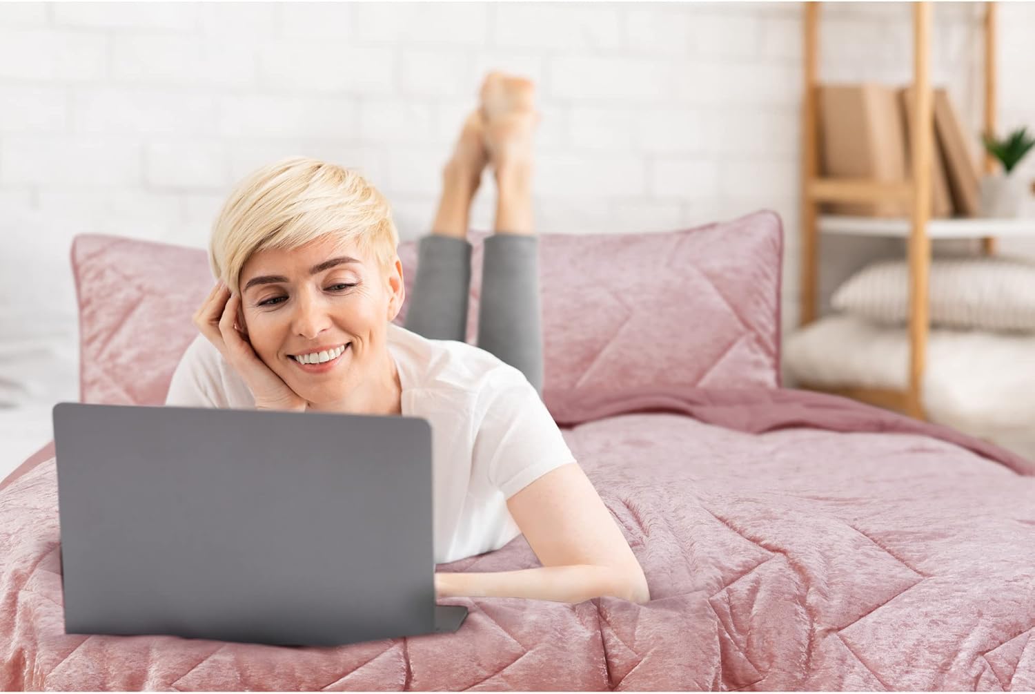 Comfort Spaces Juliette Luxe – Juego de edredón de terciopelo suave, microfibra inversa ligera para todas las estaciones, fundas a juego, tamaño