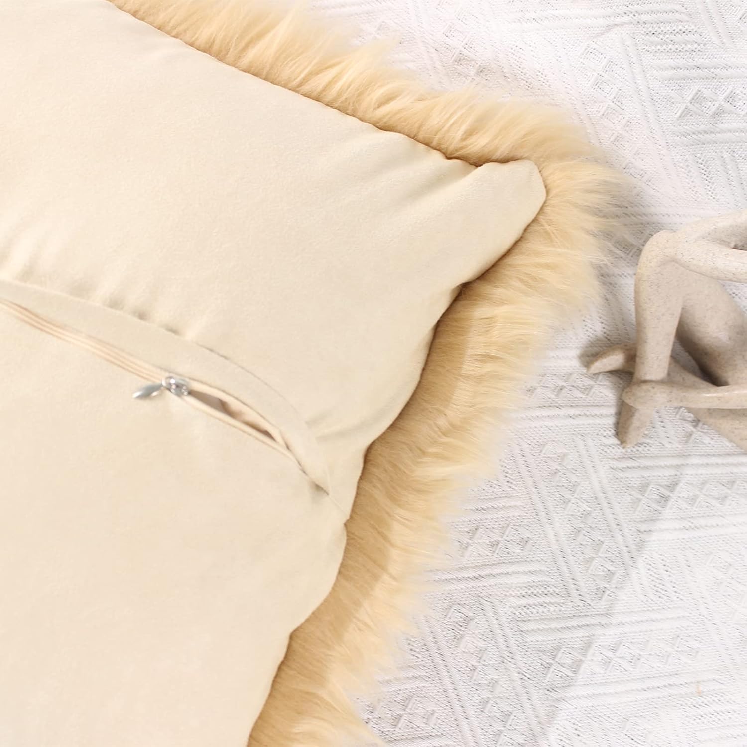 OYIMUA Juego de 2 fundas de almohada decorativas esponjosas de 24 x 24 pulgadas, fundas de almohada lujosas de piel sintética de estilo rural,