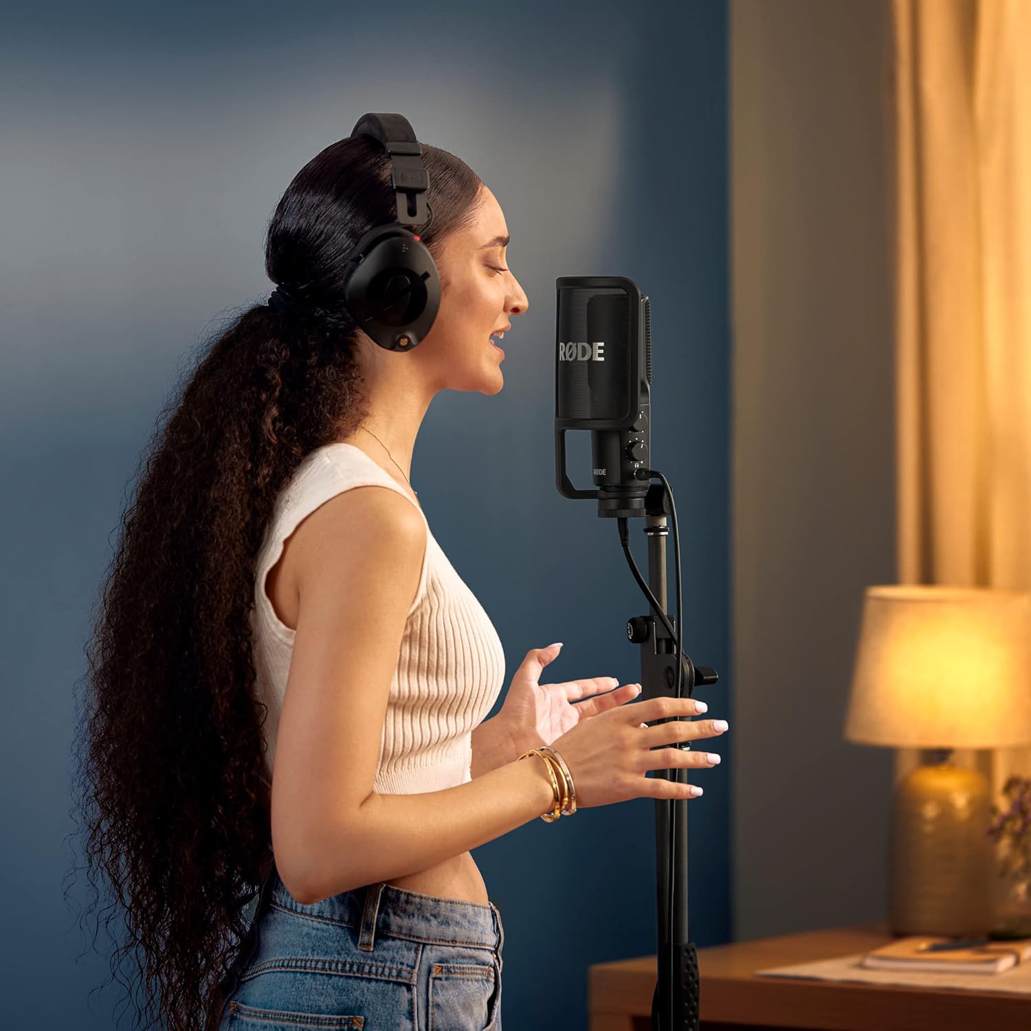 RØDE NT-USB+ Micrófono condensador USB de grado profesional para grabar audio de calidad de estudio directamente en una computadora o dispositivo