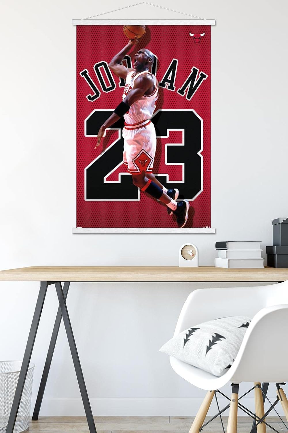 Trends International Michael Jordan – Póster de pared de jersey, 22.375 x 34 pulgadas, paquete de impresión y colgador blanco