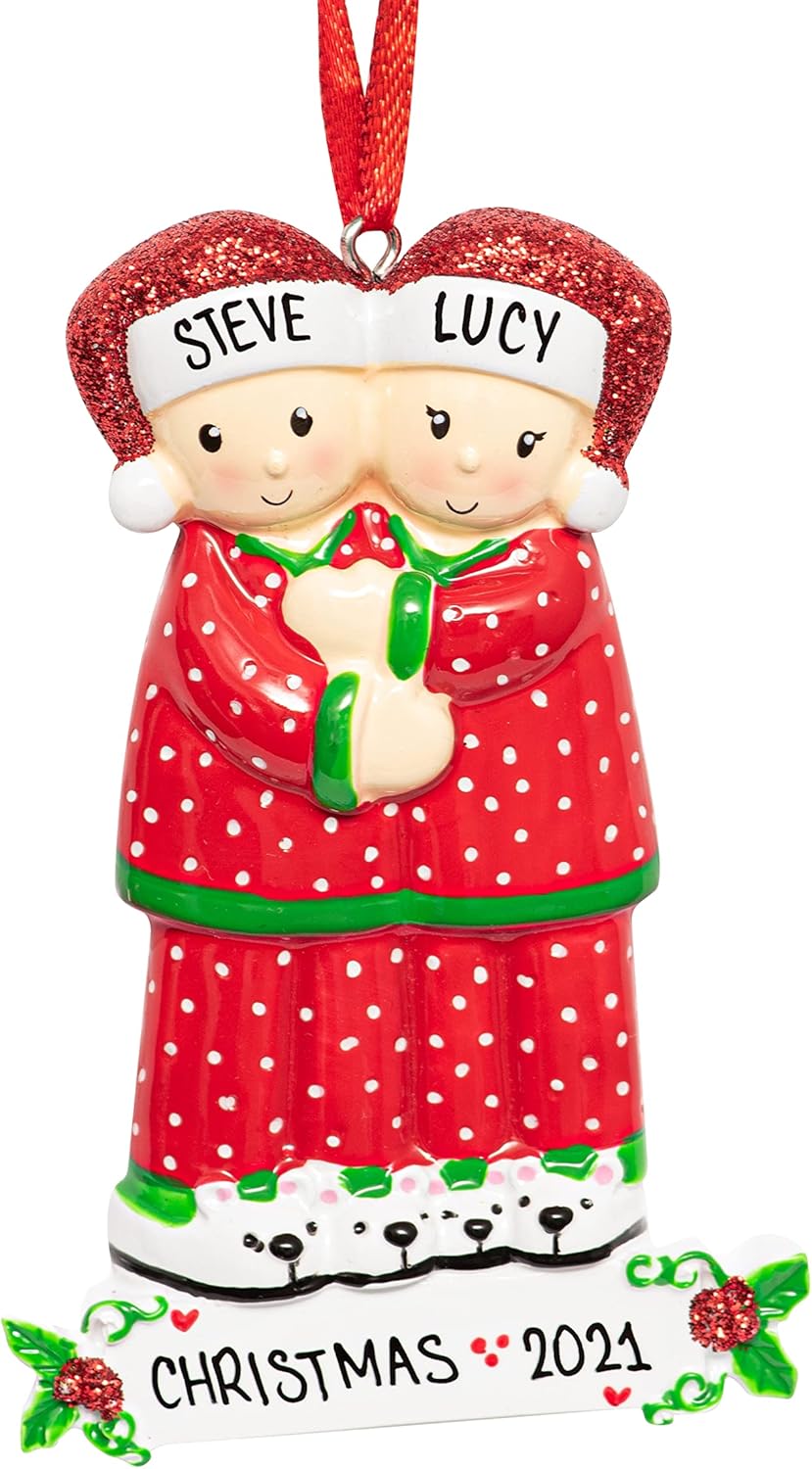 Adorno personalizado de nuestra primera Navidad juntos 2023  Pareja de pijamas rojos, familia de 2 pijamas para decoración del árbol de Navidad