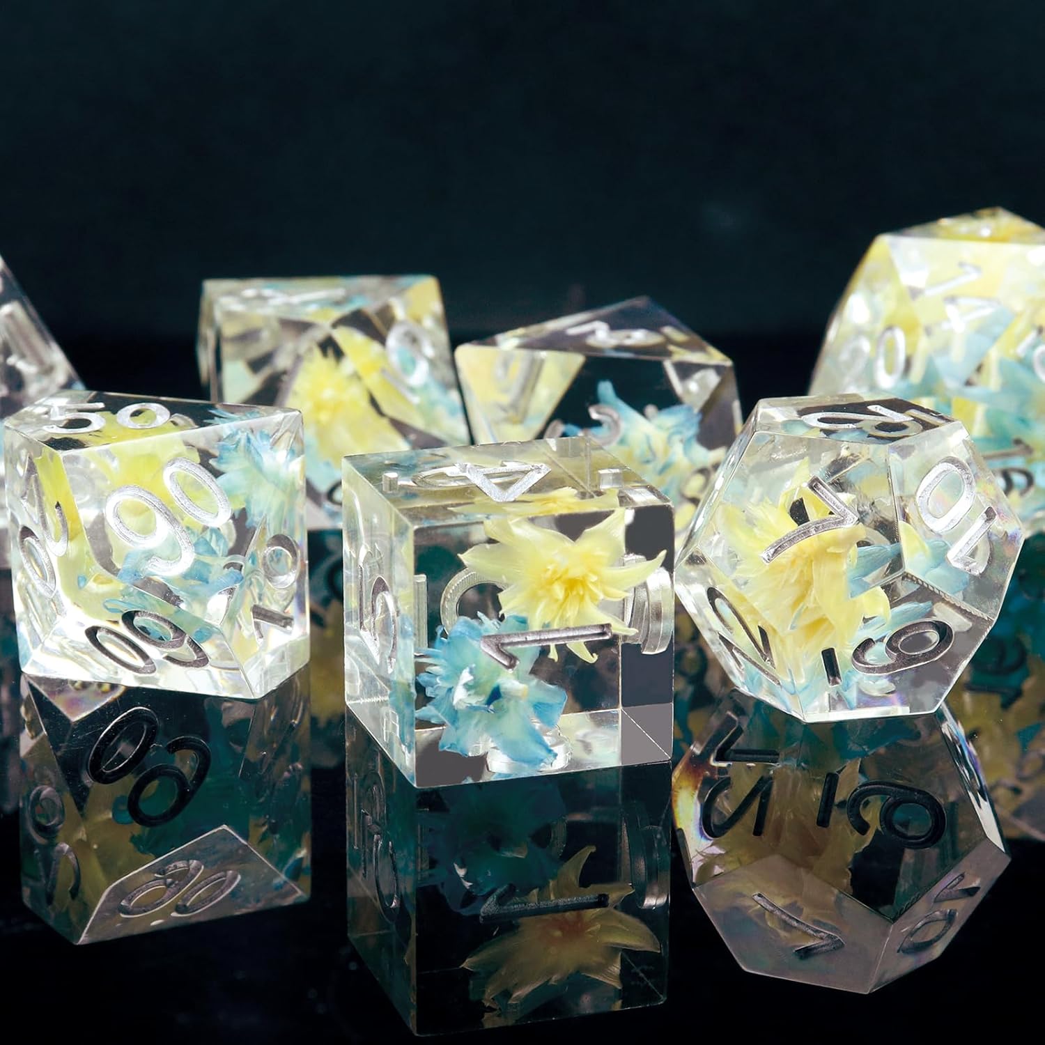 Haxtec Juego de dados DND de flores, dados de borde afilado con estuche de dados hechos a mano de resina azul y amarilla, juego de dados D&D para