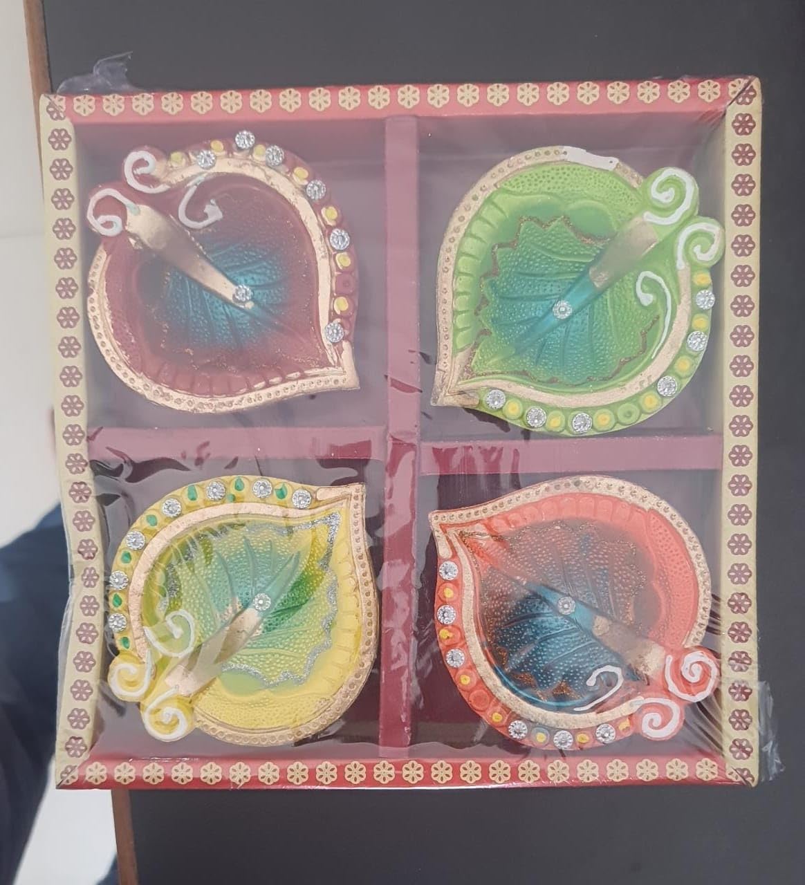 Terracoaat – Juego de 4 hojas multicolor de alta calidad, diseño de hojas de arcilla Diya para Diwali Navratri, decoraciones de aceite, lámpara de