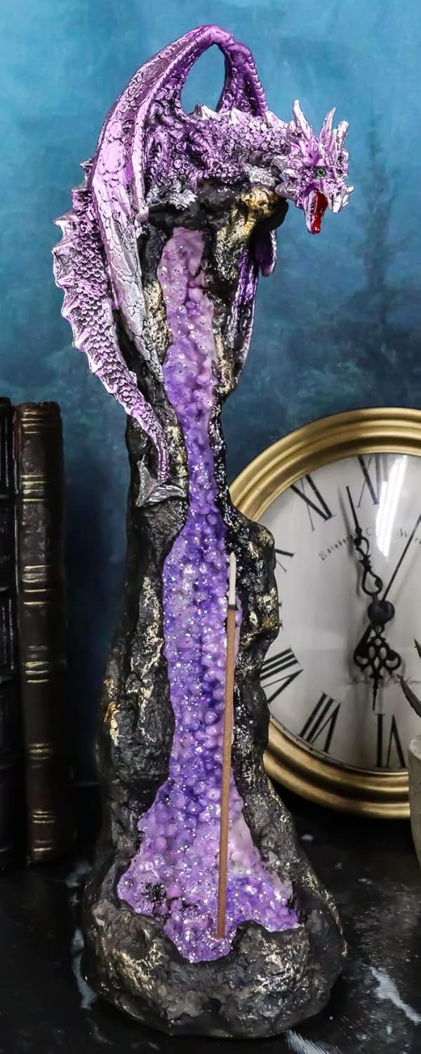 Ebros Gift Quartcita Elemental Dragon Guarding Faux Geoda Cuarzo Cristal Quarry Rock Pilar Incienso Soporte Figurita Fantasía Mítico Calabozos y