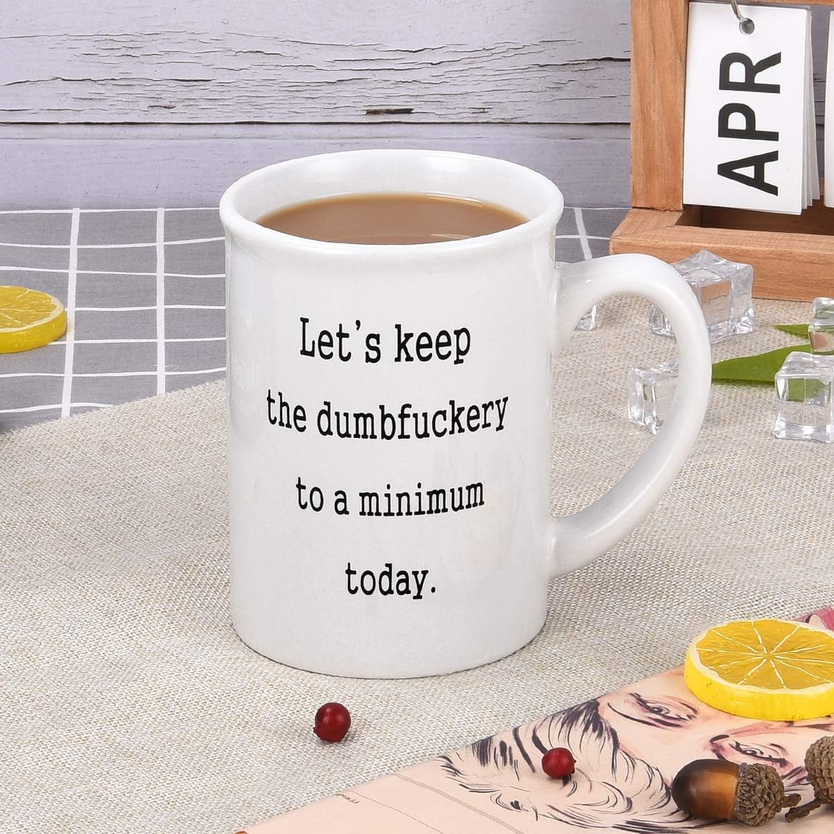 Tazas de café divertidas Let’s Keep To A Minimum Today Taza de té de café con frases divertidas, regalo novedoso de 20 onzas, regalo divertido para