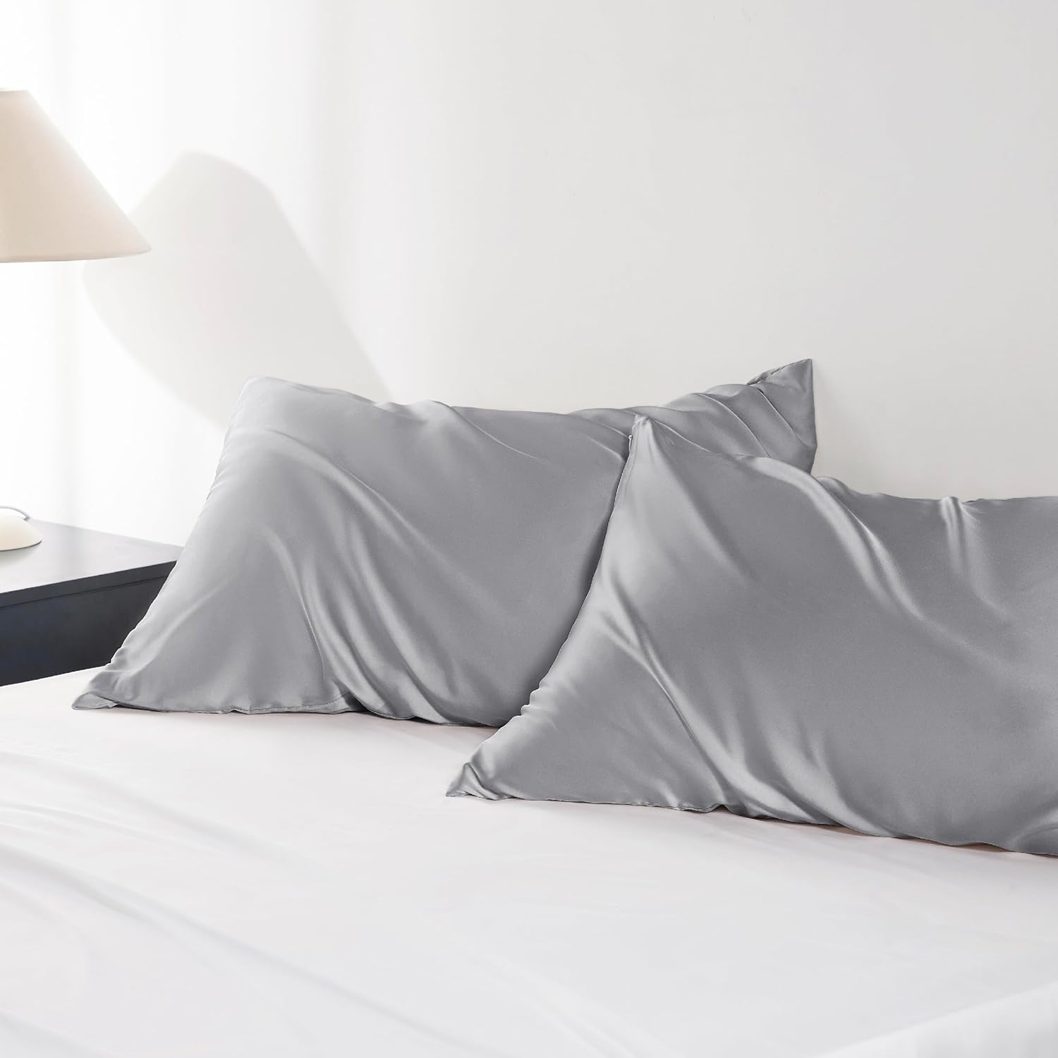 Bedsure Juego de 2 fundas de almohada de satén sedoso para el cabello, fundas de almohada de satén gris tamaño estándar, satén mejorado similar a