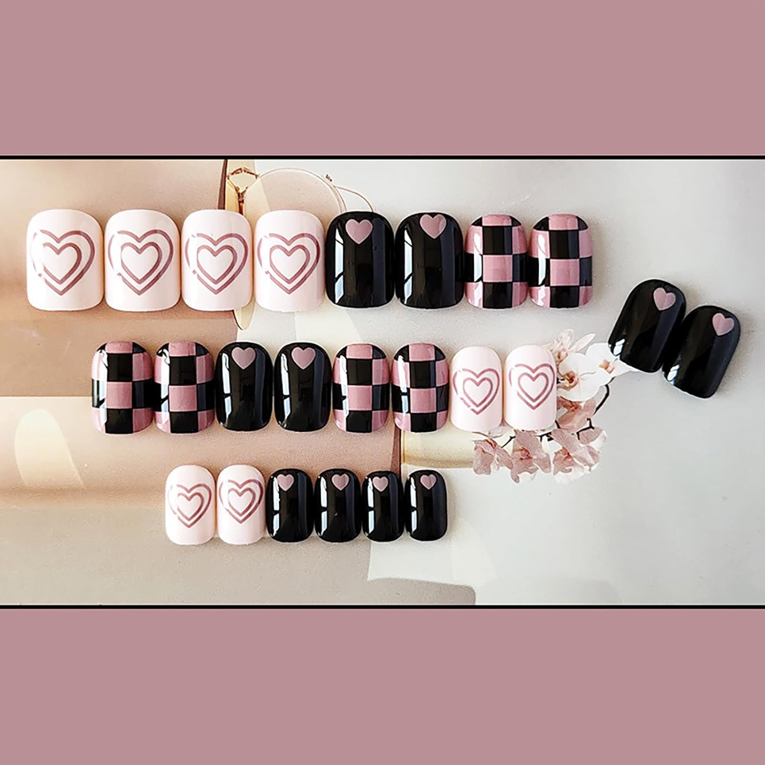 KKUUOO Uñas postizas cuadradas a presión de otoño, uñas postizas medianas con tablero de ajedrez y diseño de corazón, uñas acrílicas rosas y negras,