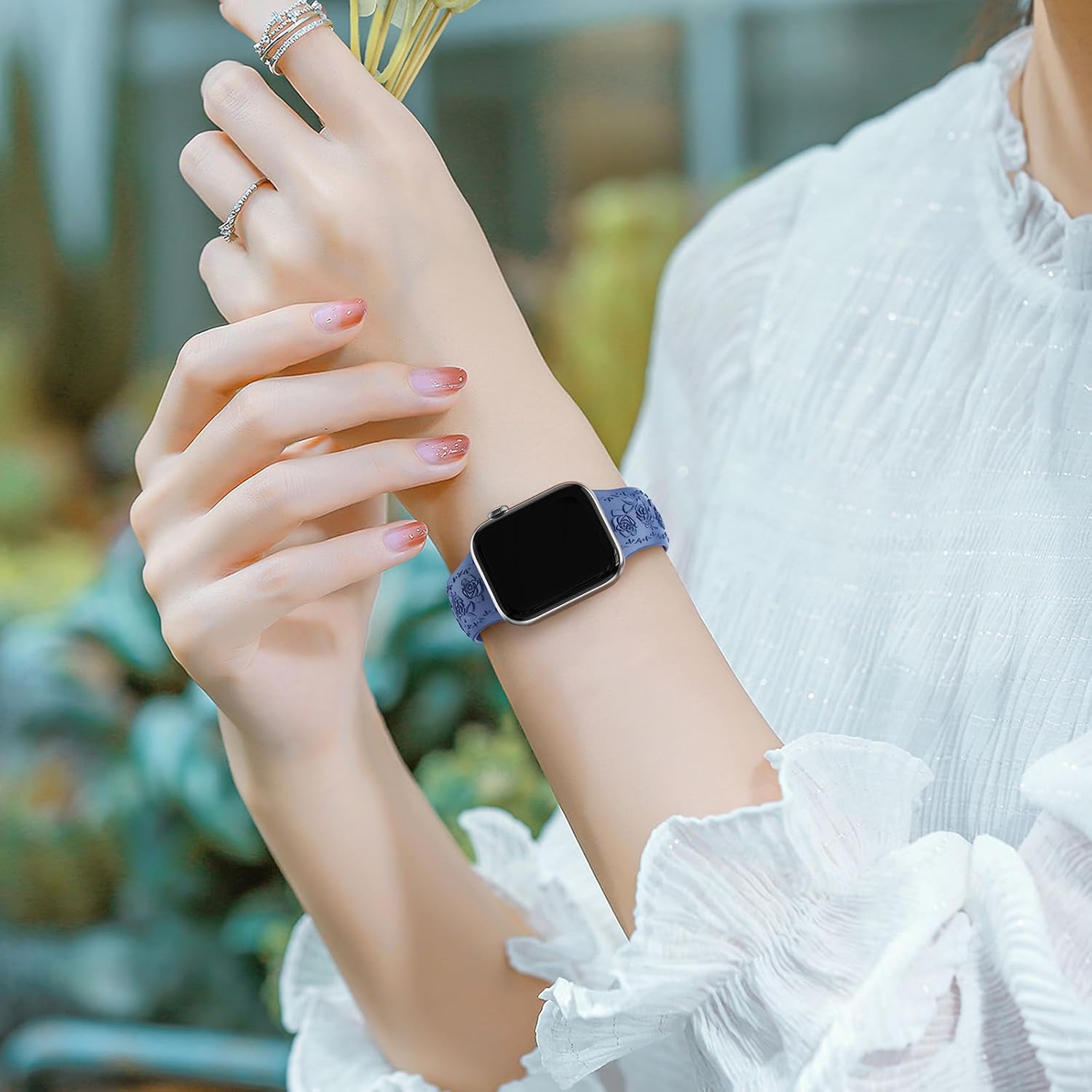 Correa de silicona suave con grabado floral compatible con Apple Watch Band de 1.575 in, 1.614 in, 1.496 in, 1.654 in, 1.732 in, 1.772 in y 1.929 in