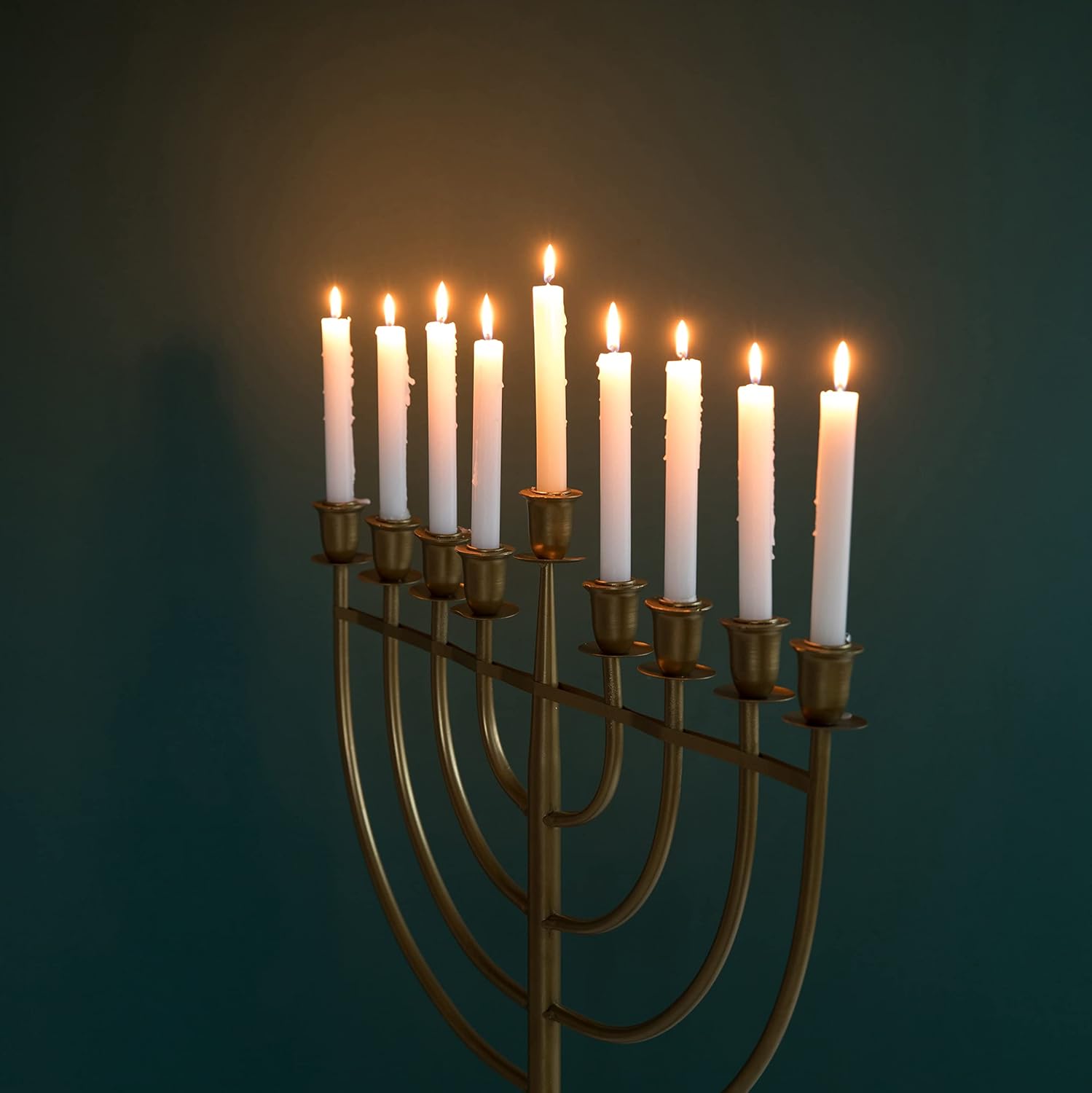 Candelabro moderno de metal macizo Judaica Hanukkah Menorah de 9 ramas, dorado mediano