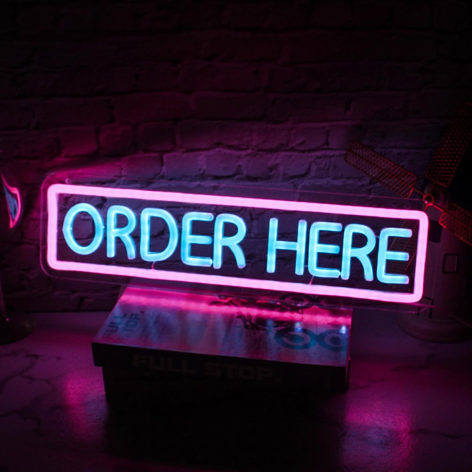 Letrero de luz de neón con letras rosas y azules, luz de neón, letrero de neón para negocios, letrero de neón para negocios, sala de juegos, bar,