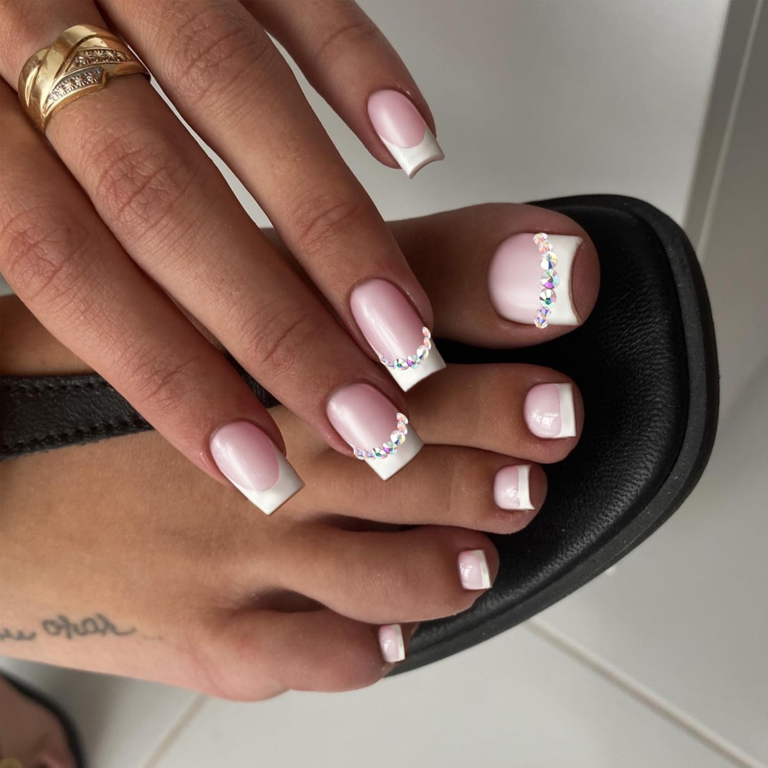 Xcrear – Juego de uñas postizas a presión francesas blancas con purpurina, uñas medianas y con pegamento, uñas postizas medianas y falsas, uñas
