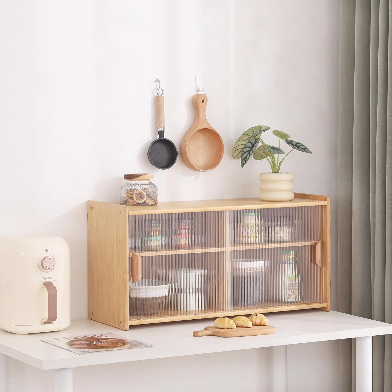 Tiita Armario pequeño de despensa de cocina, aparador de pared de bambú con puertas de vidrio, armario de despensa de alimentos para cocina, sala de
