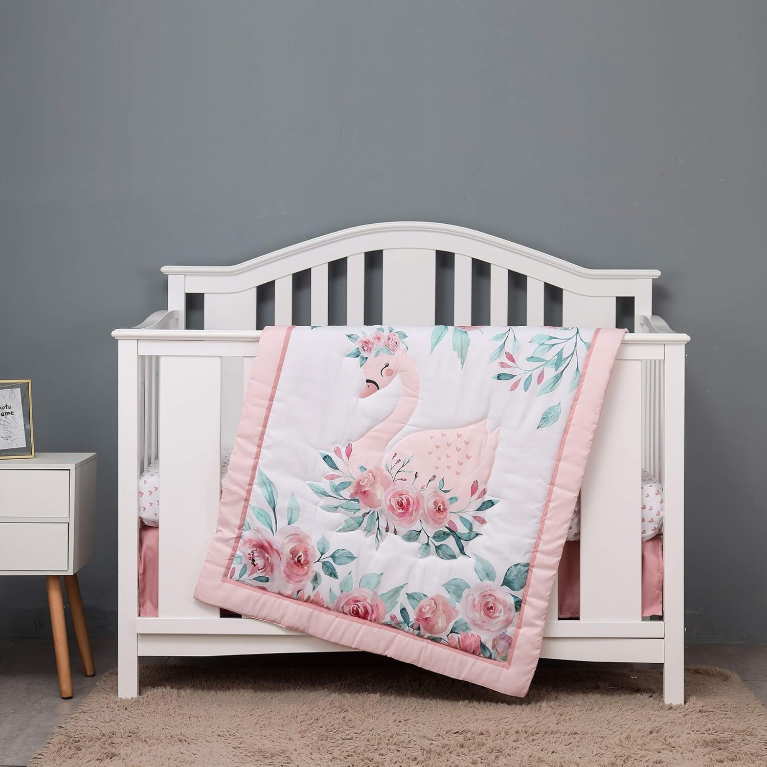 Juego de ropa de cama de 4 piezas para cuna de cisne rosa rosa con temática de cisne floral, 1 edredón, 1 falda, 1 sábana bajera, 1 cenefa de