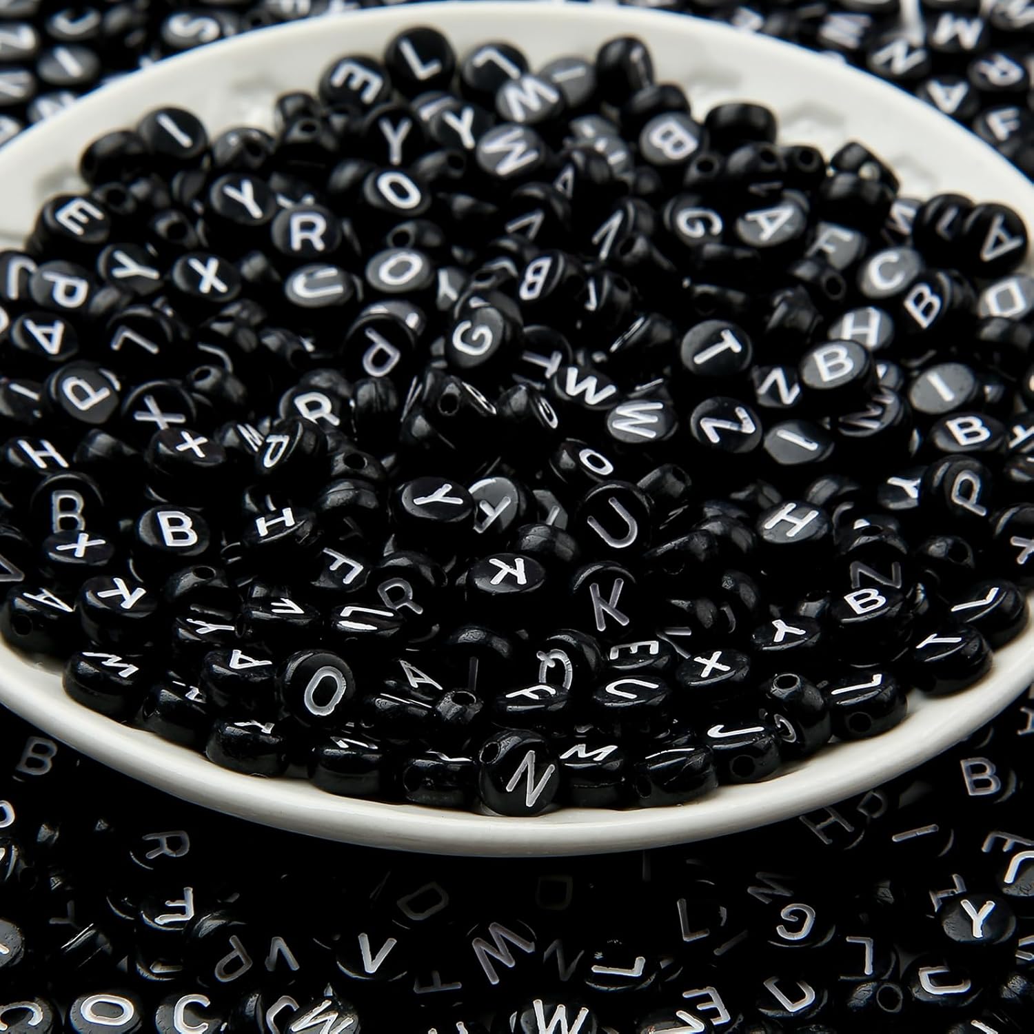 CYEENUT – 1200 cuentas de letras, negras con cuentas de letras blancas, cuentas acrílicas de 0.157 x 0.315 pulgadas para hacer joyas y pulseras