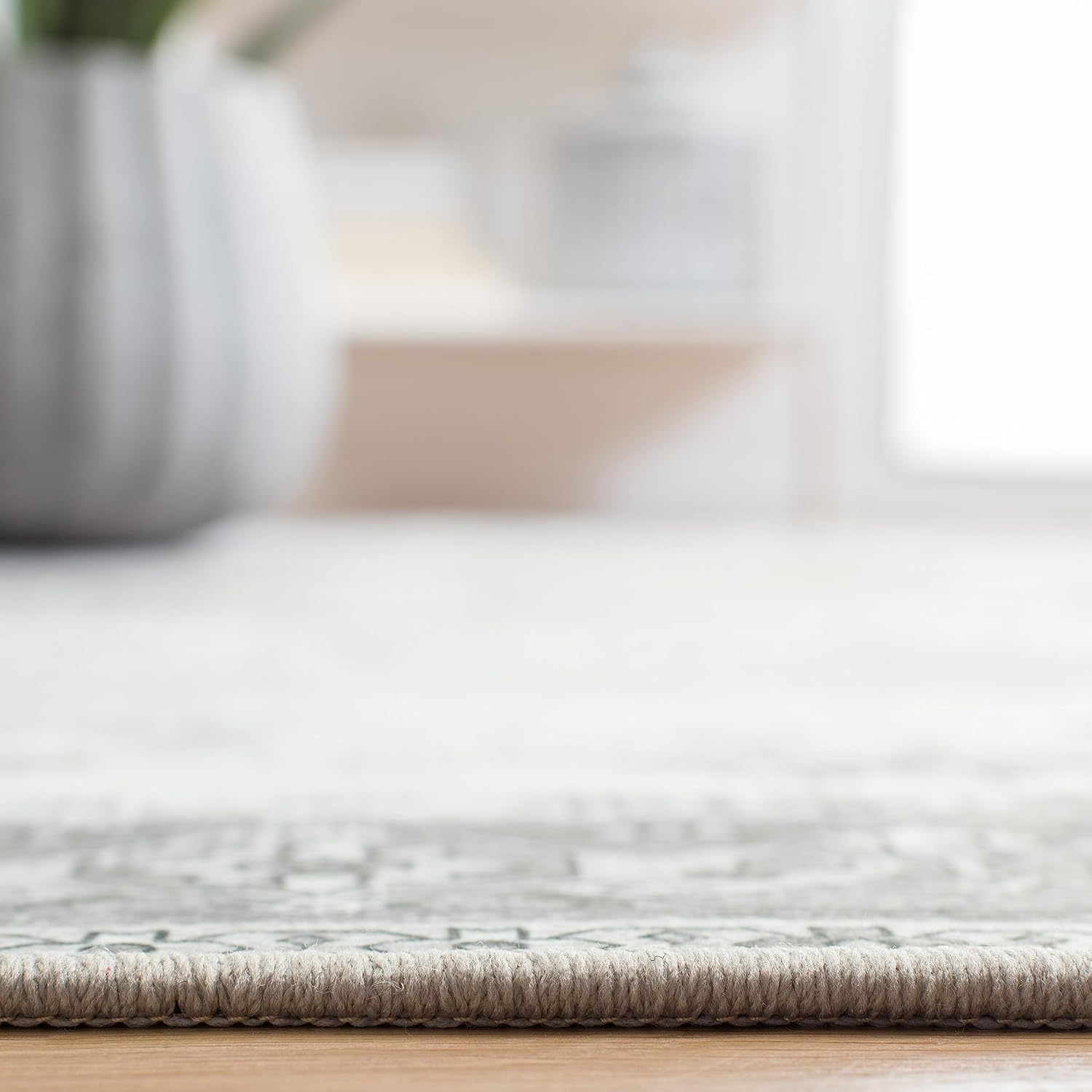 SAFAVIEH Tucson Collection – Alfombra de pasillo, 2 pies 6 pulgadas x 8 pies, diseño salvia oscura y marfil, diseño persa, no desprende pelusa,
