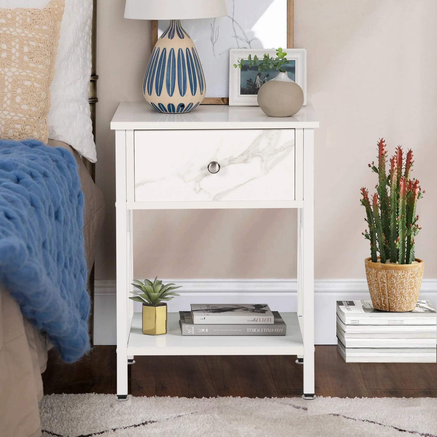VECELO Mesa lateral con repisas Diseño en X Buró Mesa de noche Mueble versátil para sala de estar o dormitorio