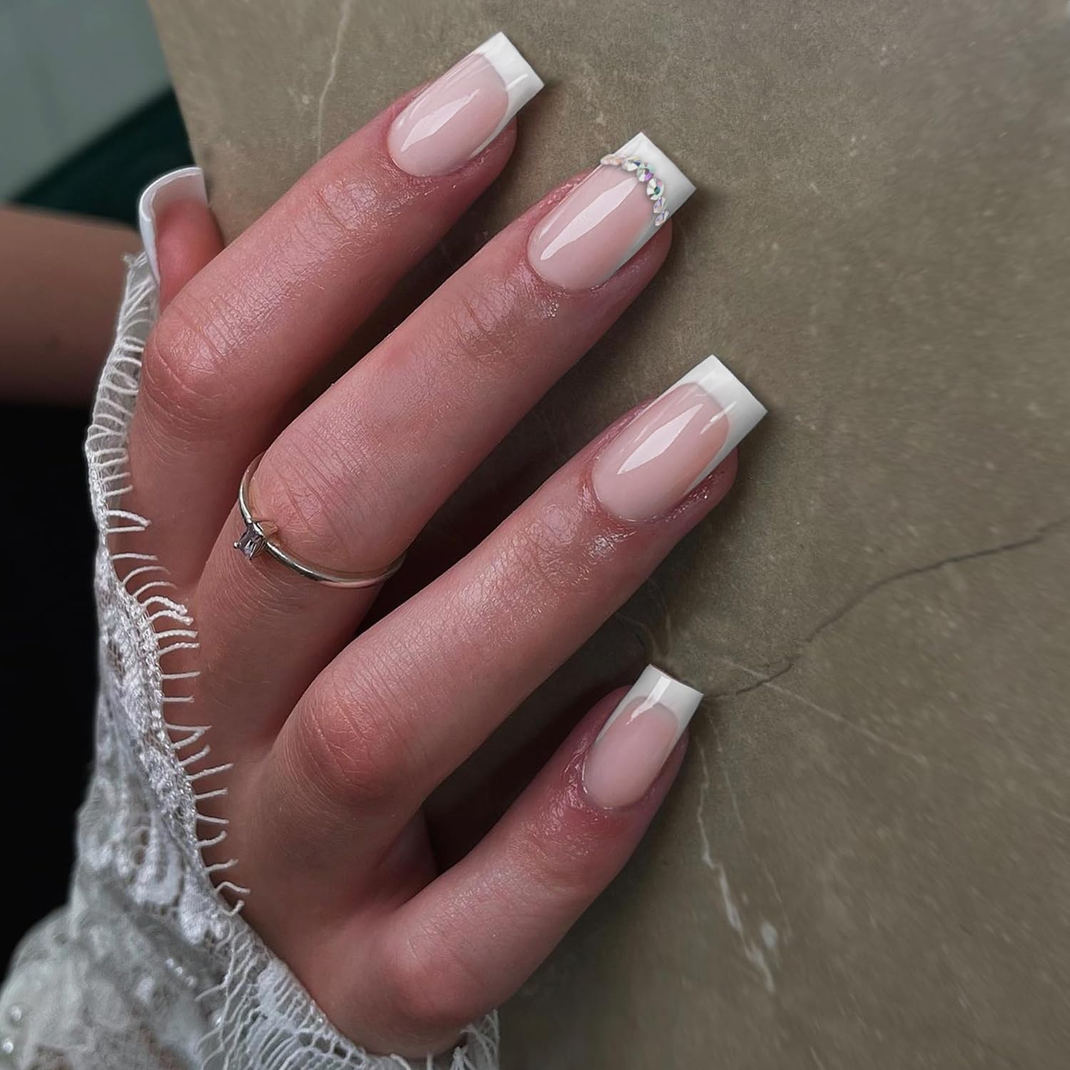 Xcrear – Juego de uñas postizas a presión francesas blancas con purpurina, uñas medianas y con pegamento, uñas postizas medianas y falsas, uñas