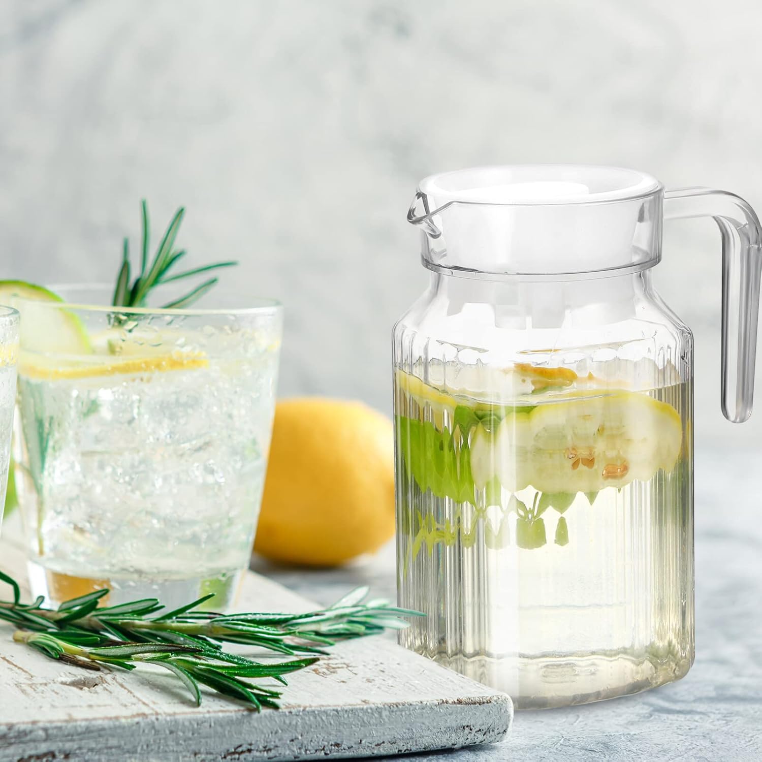 Garneck Botella de agua de refrigeración transparente, jarra de jugo de leche, jarra de agua de plástico con tapa y boquilla, 2 unidades